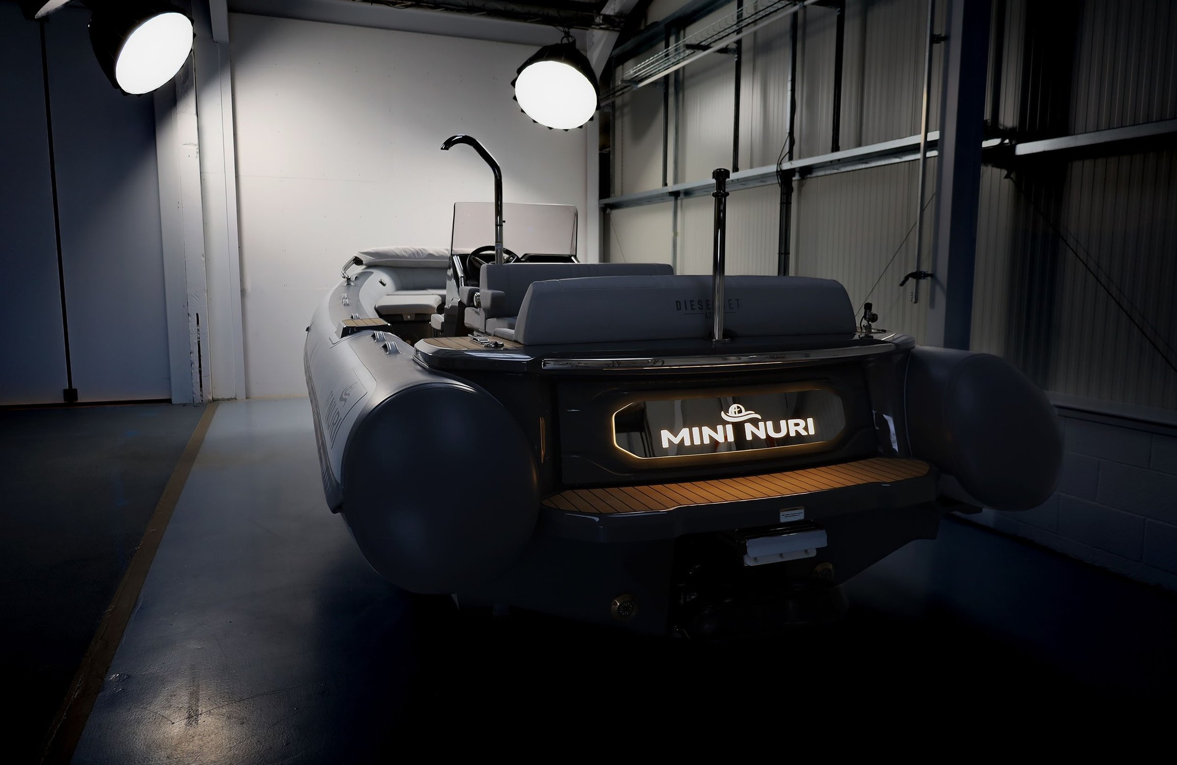 Williams Jet Tenders DieselJet 625, achteraanzicht rib boot in loods