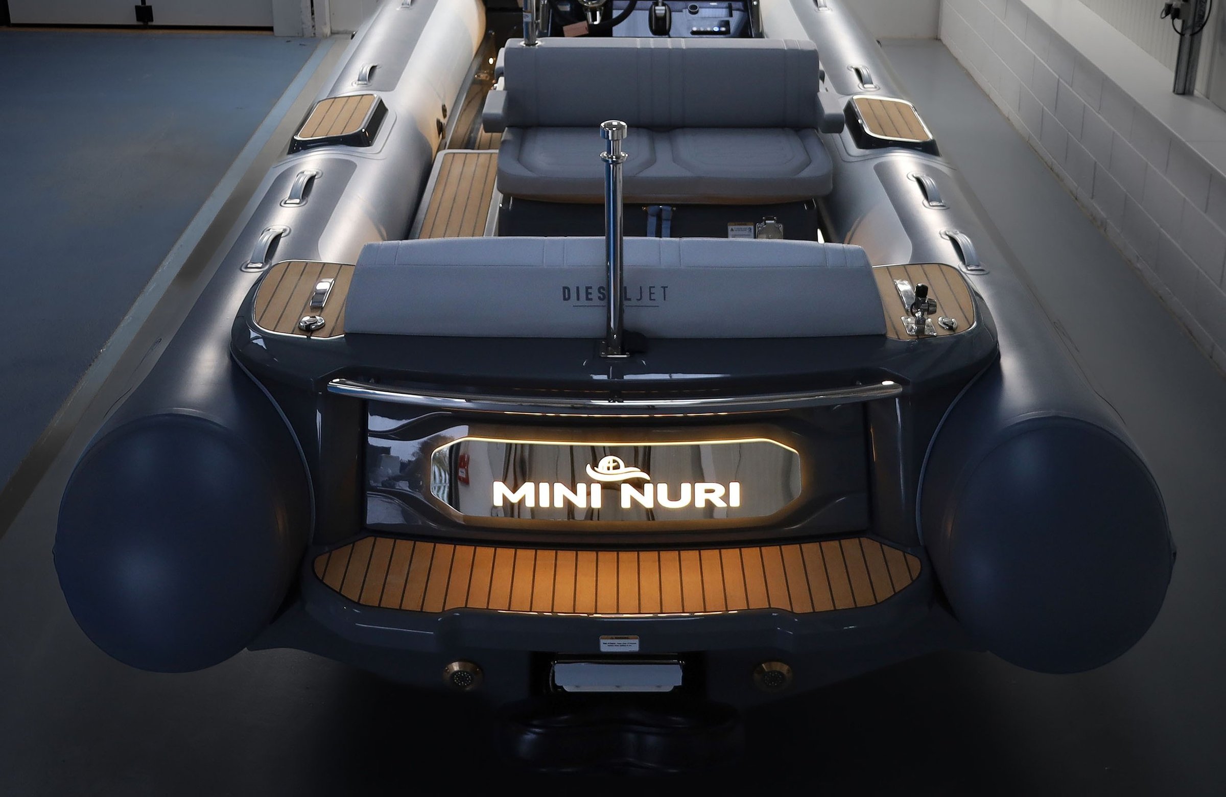 Williams Jet Tenders DieselJet 625, achteraanzicht rubberboot met zitbank