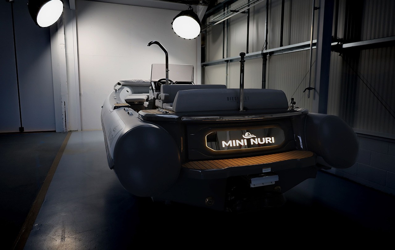 Williams Jet Tenders DieselJet 625, boot achteraanzicht in loods