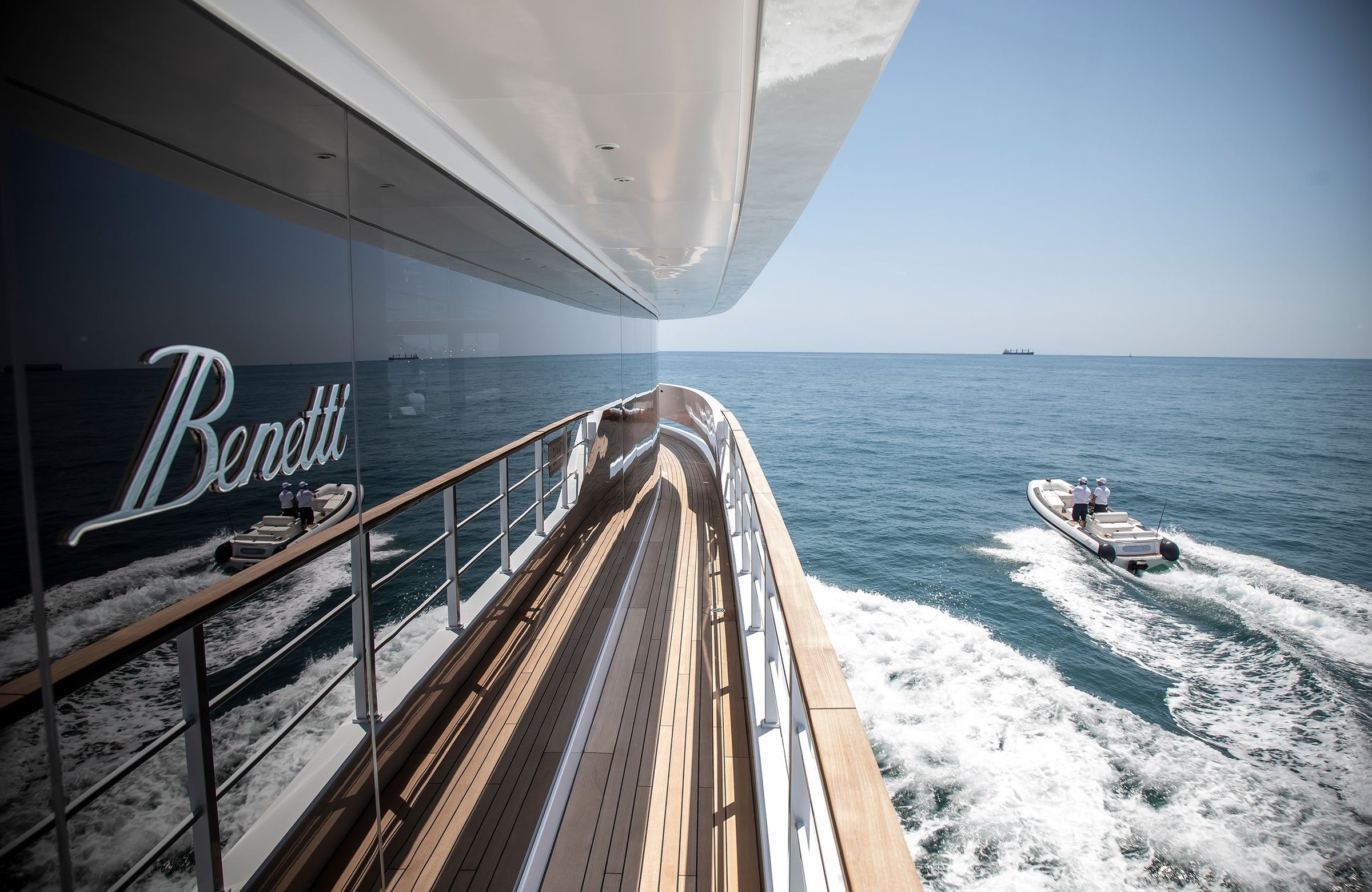 Williams Jet Tenders DieselJet 625, dek met varende rubberboten zee