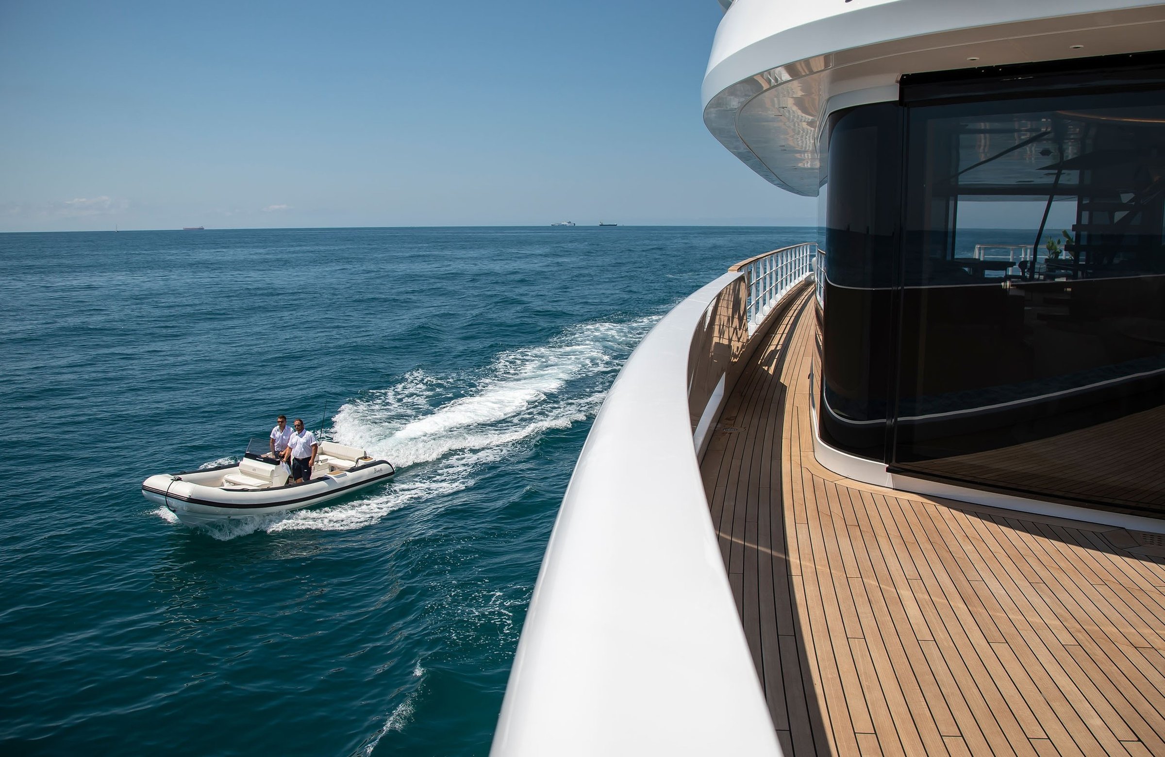 Williams Jet Tenders DieselJet 625, jacht met tender op zee