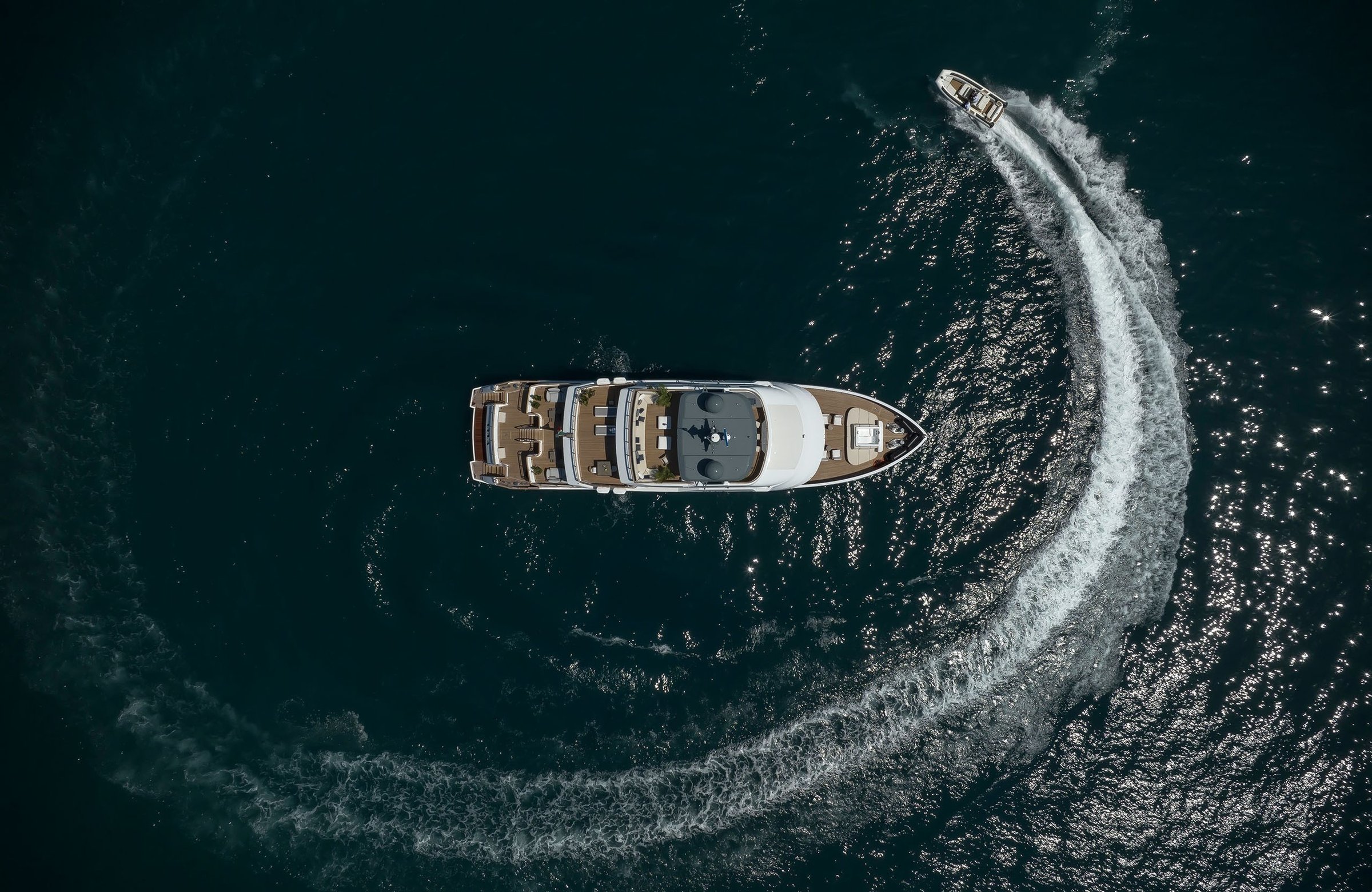 Williams Jet Tenders DieselJet 625, luchtfoto jacht met tender op zee