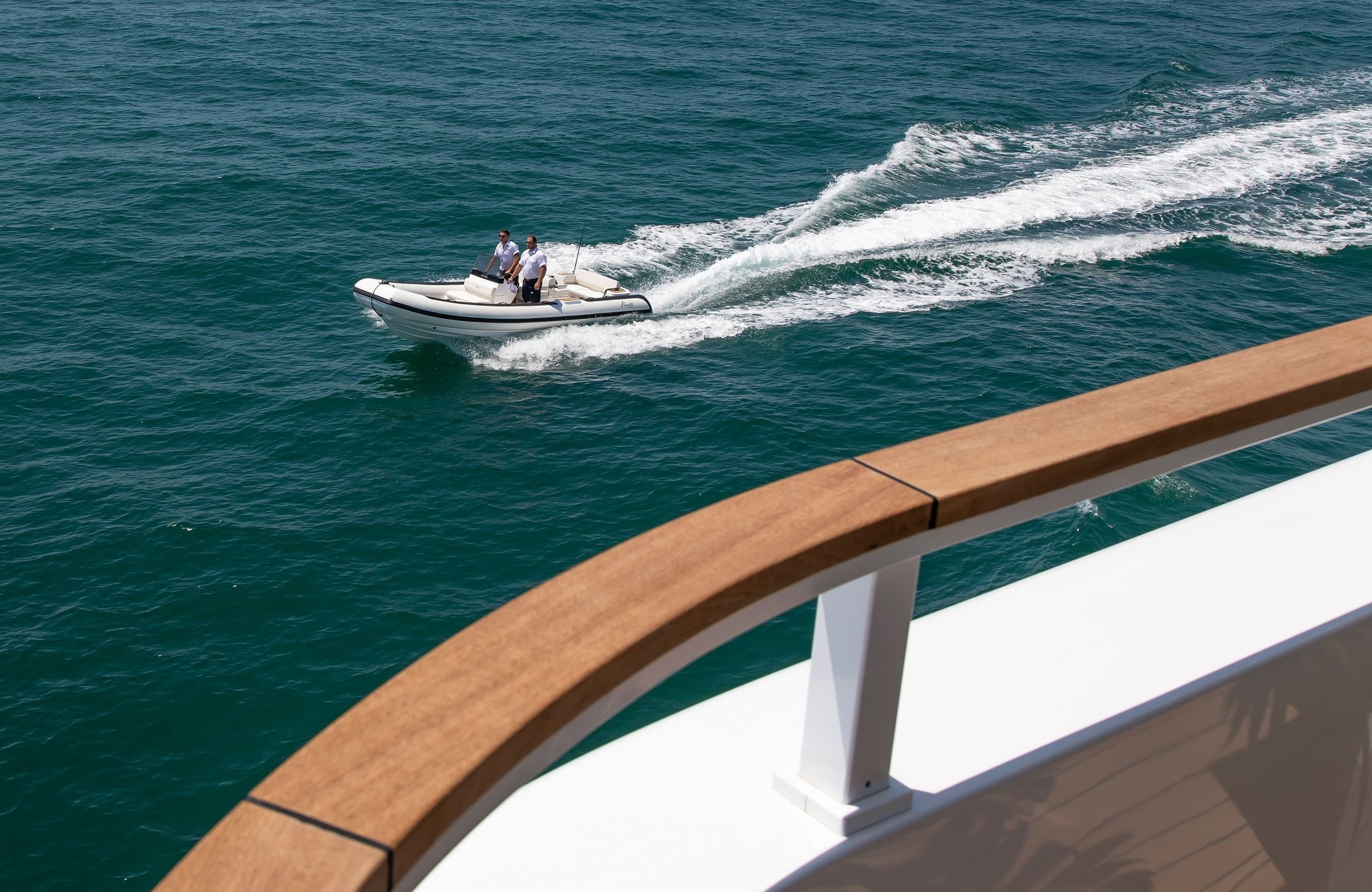 Williams Jet Tenders DieselJet 625, rubberboot vaart naast jacht
