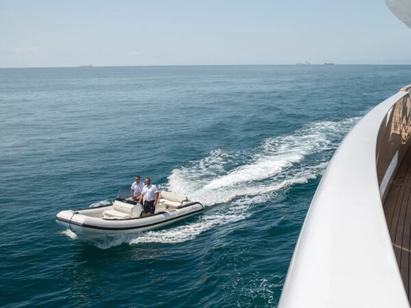 Williams Jet Tenders DieselJet 625, rubberboot varend naast jacht