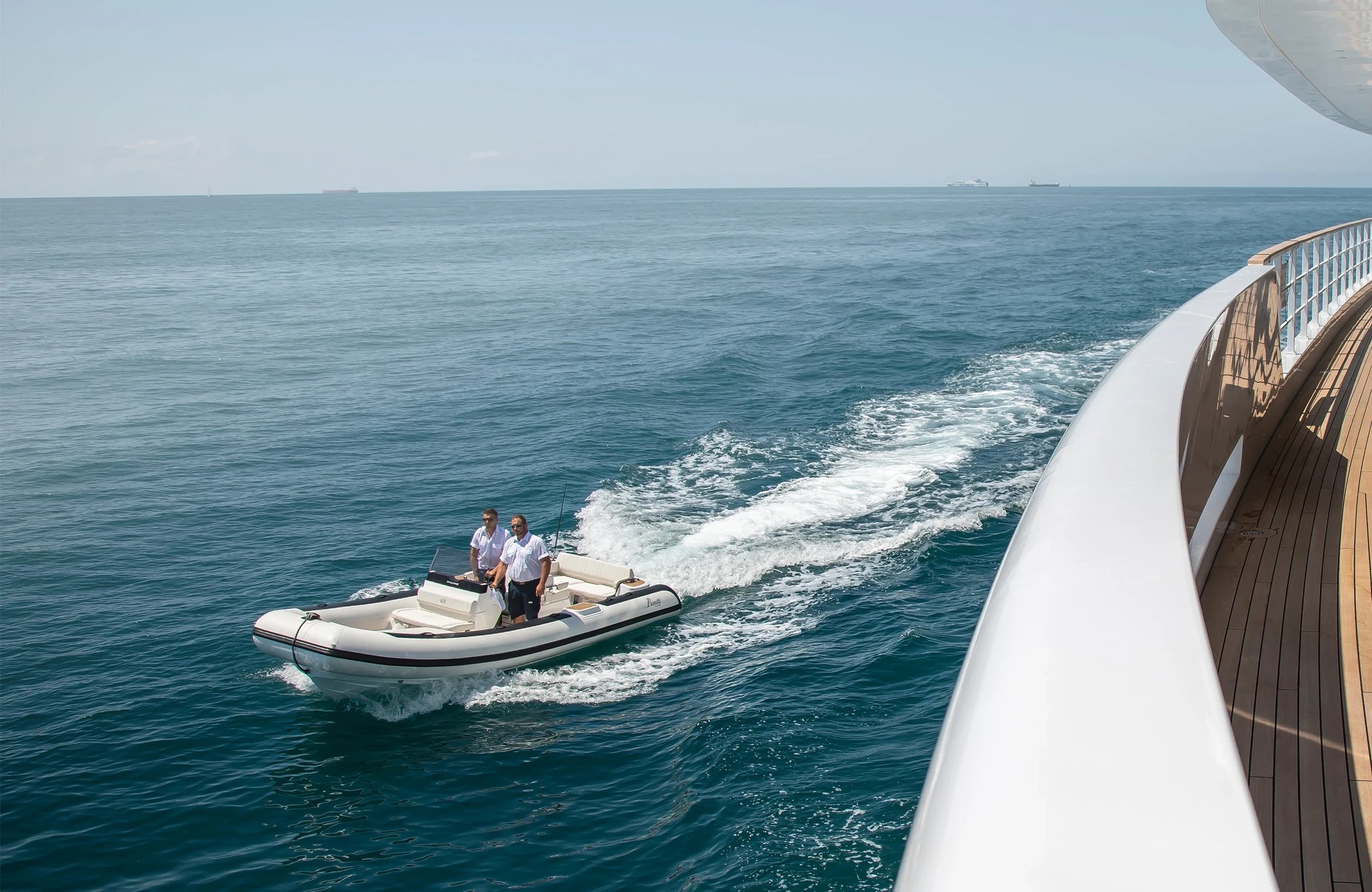 Williams Jet Tenders DieselJet 625, rubberboot varend naast jacht