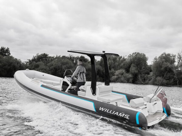 Williams Jet Tenders Electric EvoJet 70e, rib boot varend op water