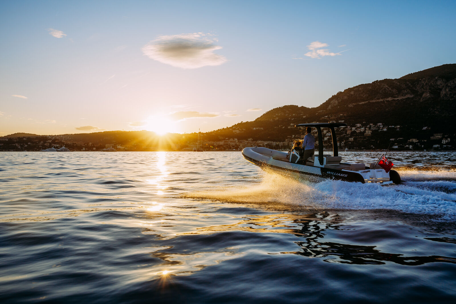 Williams Jet Tenders EvoJet 70, boot varend bij zonsondergang
