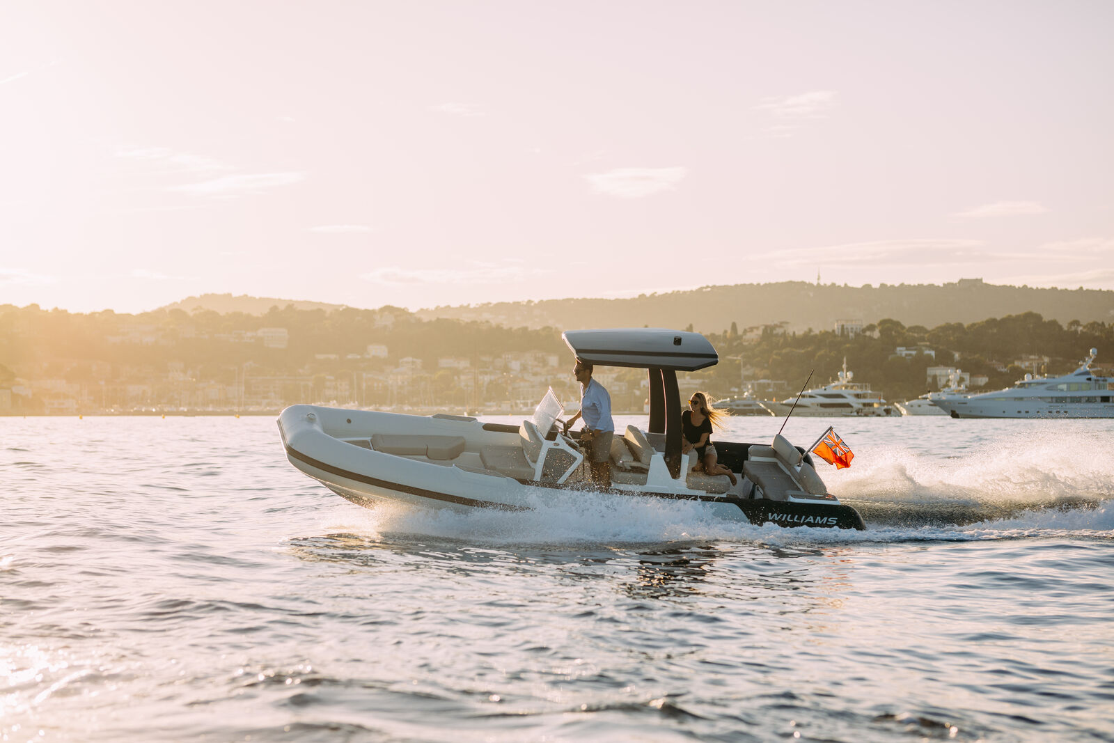 Williams Jet Tenders EvoJet 70, boot varend op water