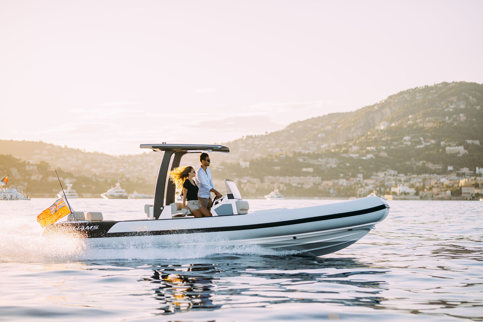 Williams Jet Tenders EvoJet 70, boot varend op zee bij kust