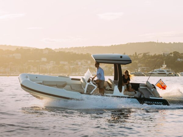 Williams Jet Tenders EvoJet 70, boot varend op zee bij zonsondergang