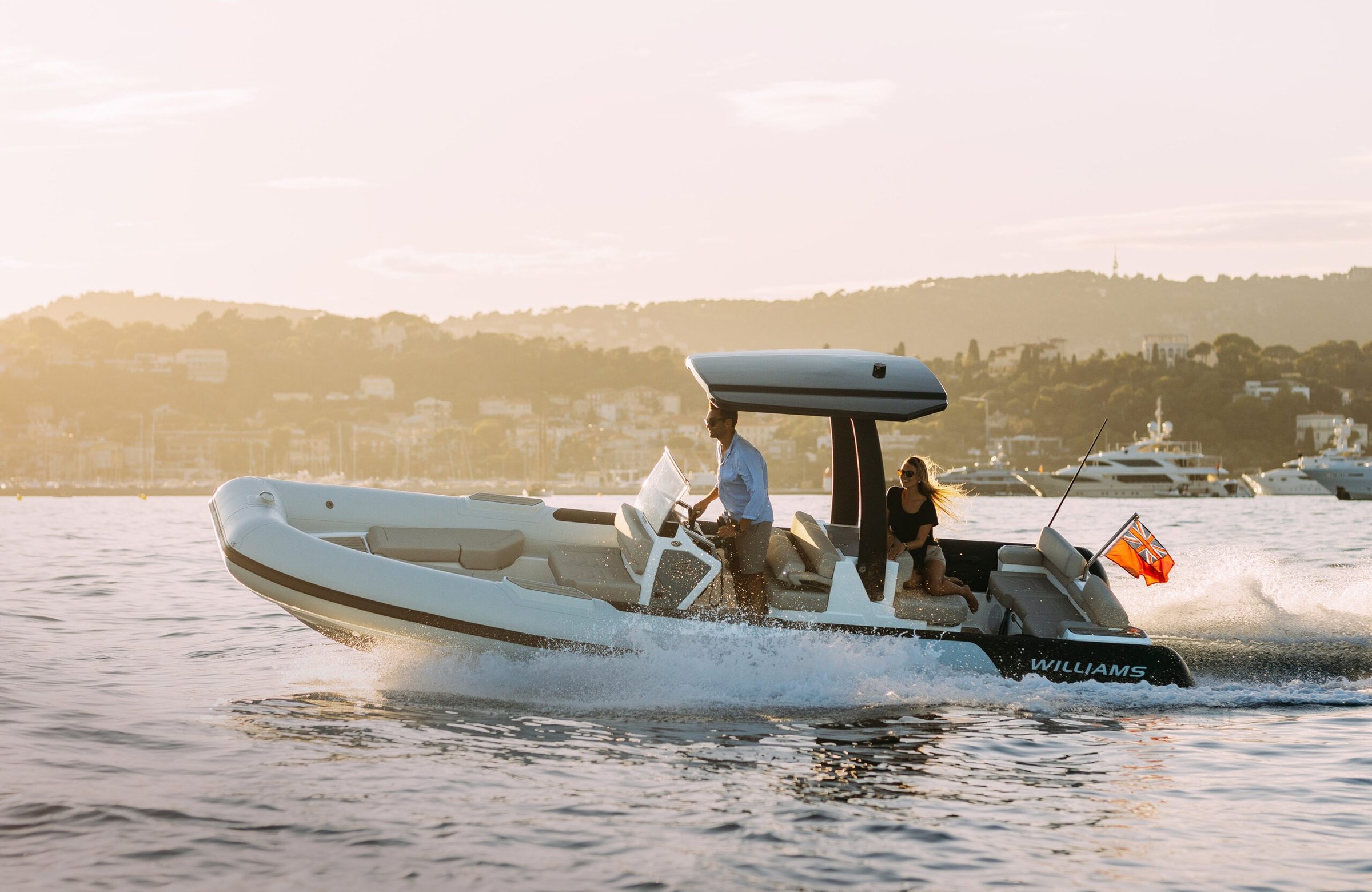Williams Jet Tenders EvoJet 70, boot varend op zee bij zonsondergang