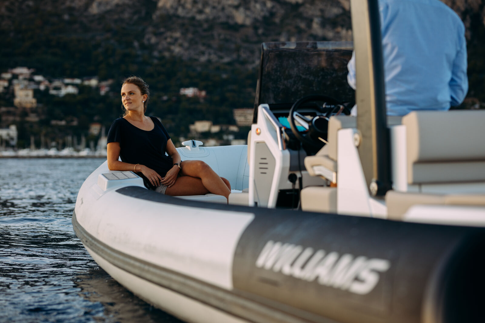 Williams Jet Tenders EvoJet 70, vrouw zittend op rubberboot