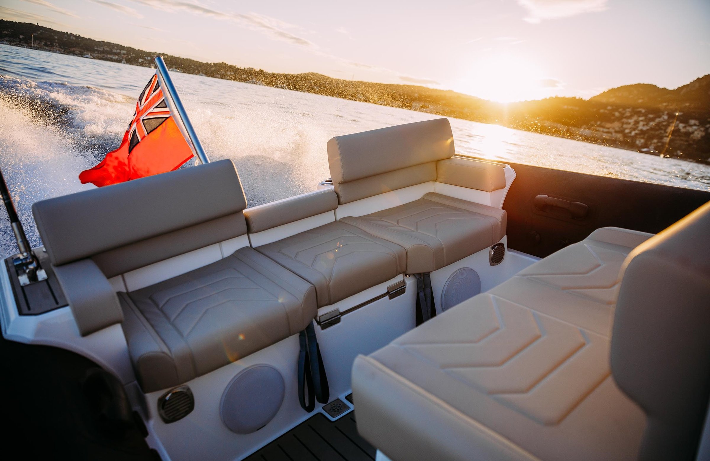 Williams Jet Tenders EvoJet 70, zitbanken op boot met vlag