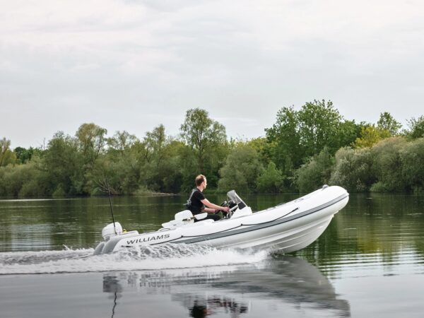 Williams Jet Tenders SOLAS 505, witte rib boot varend