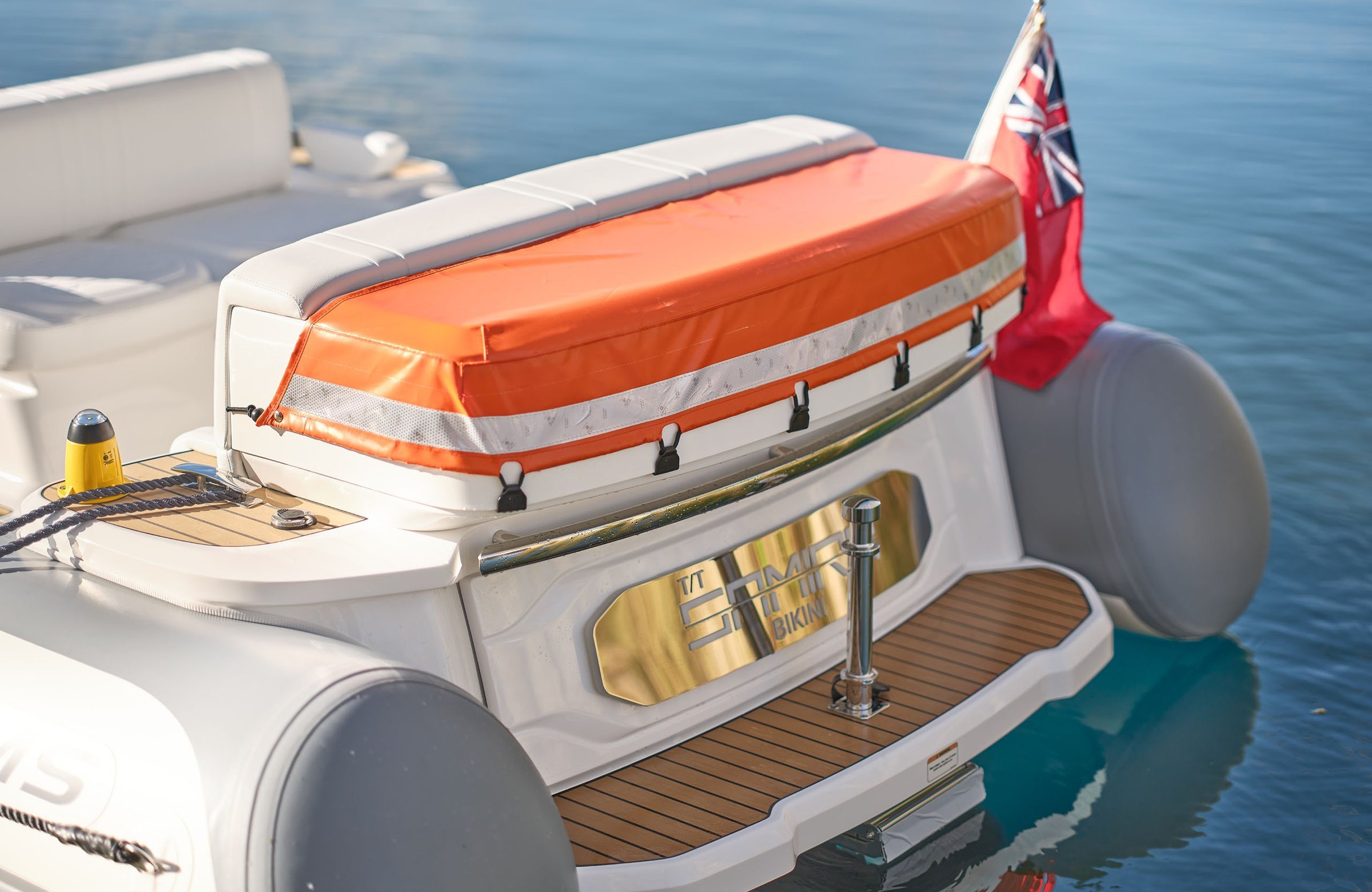 Williams Jet Tenders SOLAS 565, achterkant boot met vlag en zwemplatform