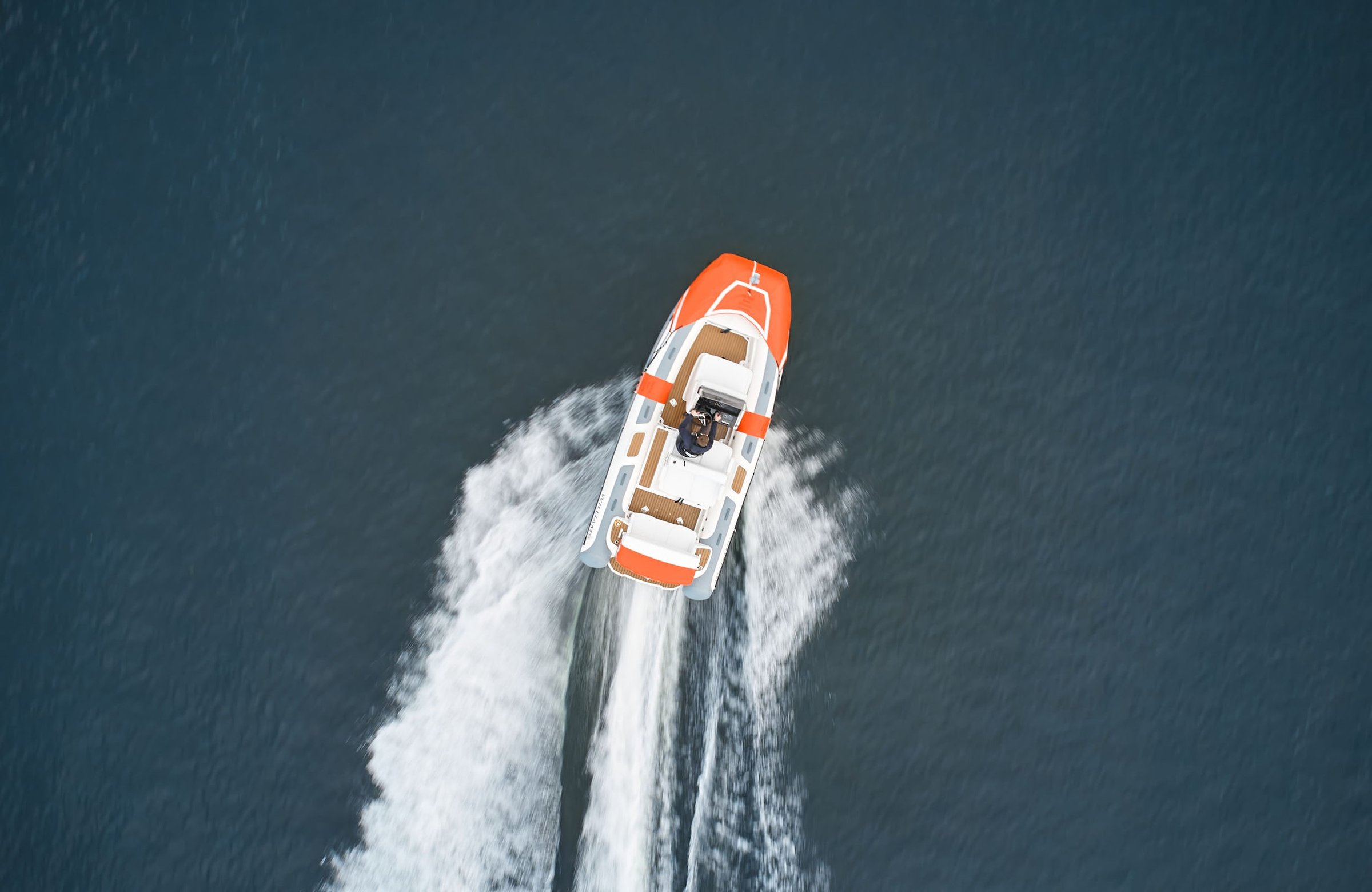 Williams Jet Tenders SOLAS 565, boot varend met kielzog