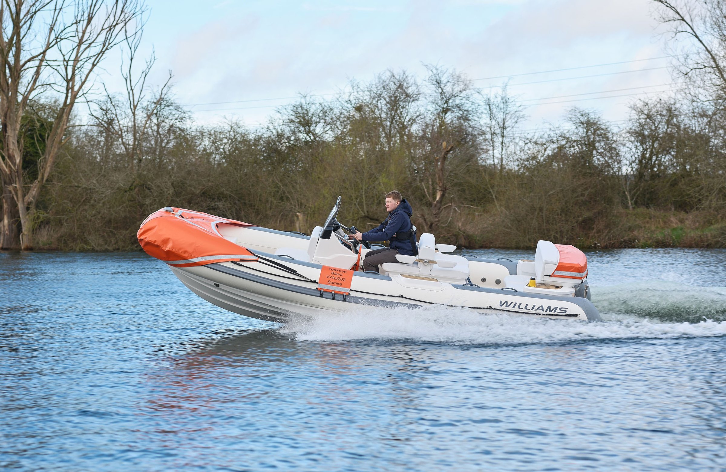 Williams Jet Tenders SOLAS 565, boot varend op rivier