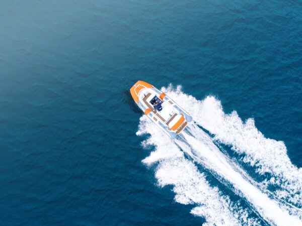 Williams Jet Tenders SOLAS 565, boot varend op zee met schuim