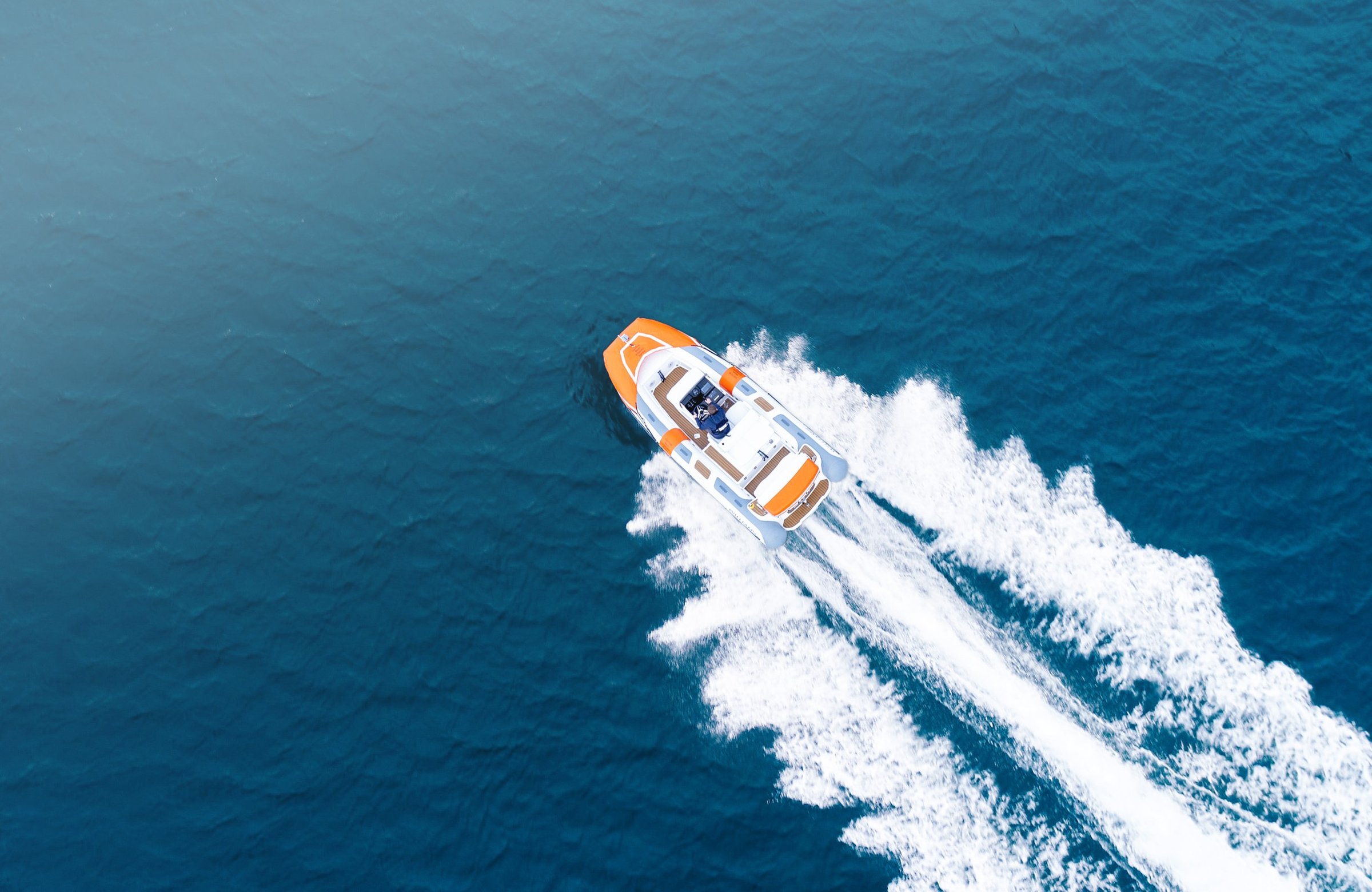 Williams Jet Tenders SOLAS 565, boot varend op zee met schuim