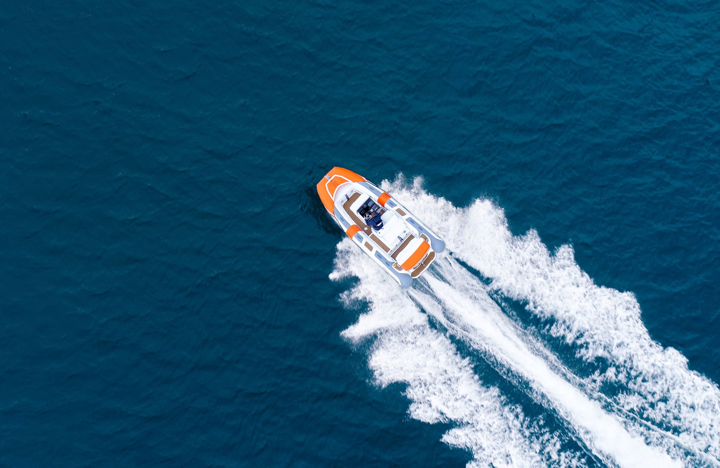 Williams Jet Tenders SOLAS 565, boot varend op zee met schuim