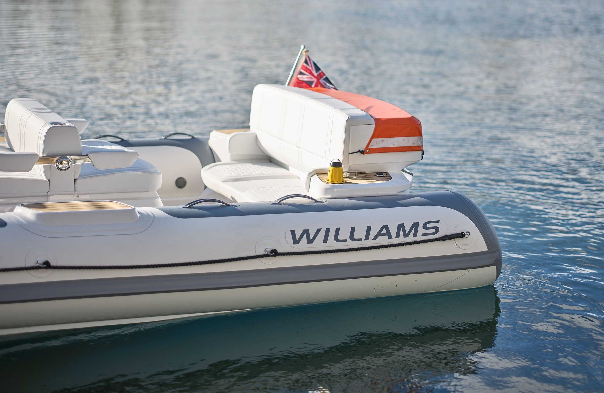 Williams Jet Tenders SOLAS 565, opblaasboot met zitbank en vlag