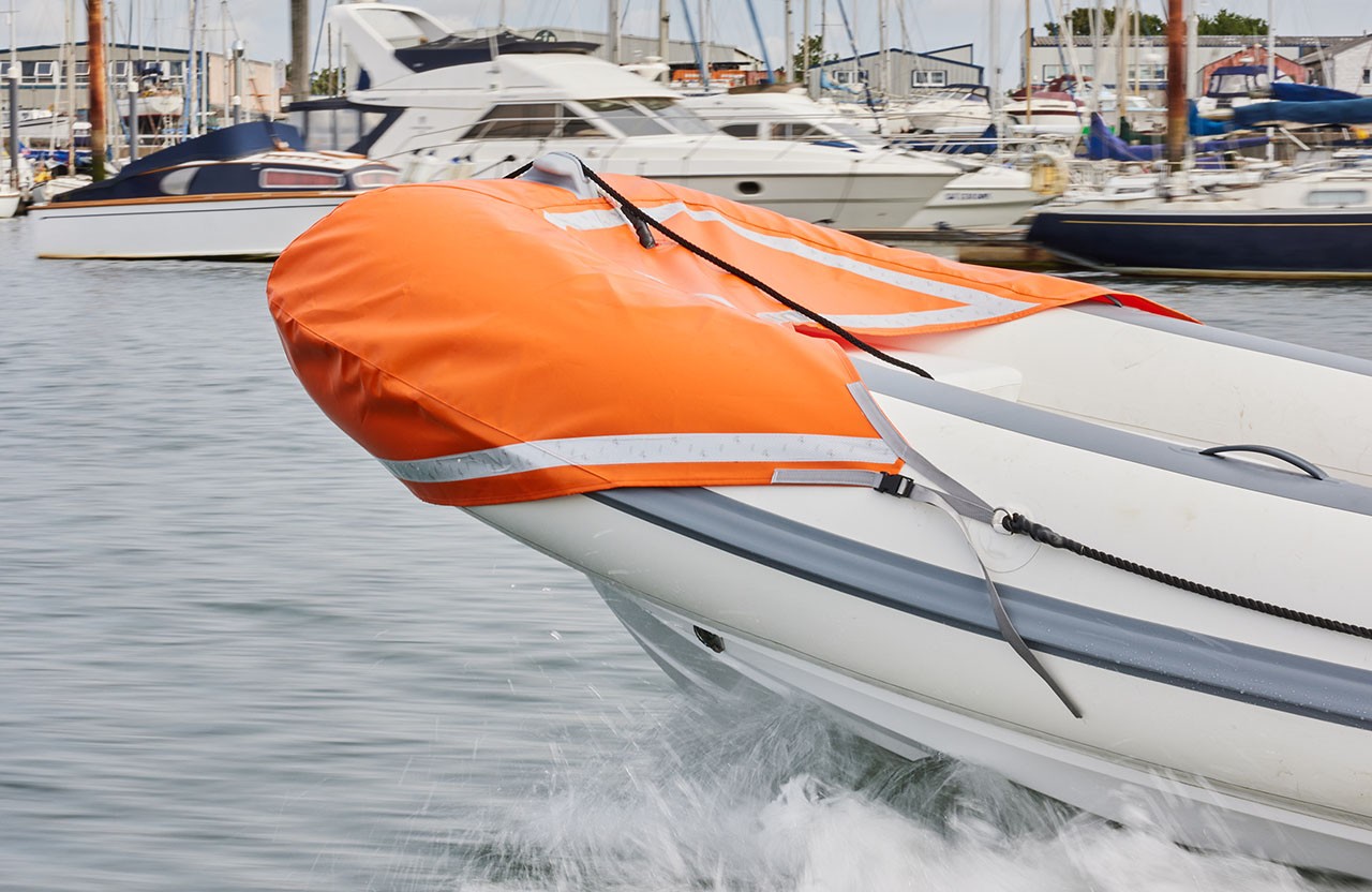 Williams Jet Tenders SOLAS 565, rubberboot met oranje afdekhoes vaart