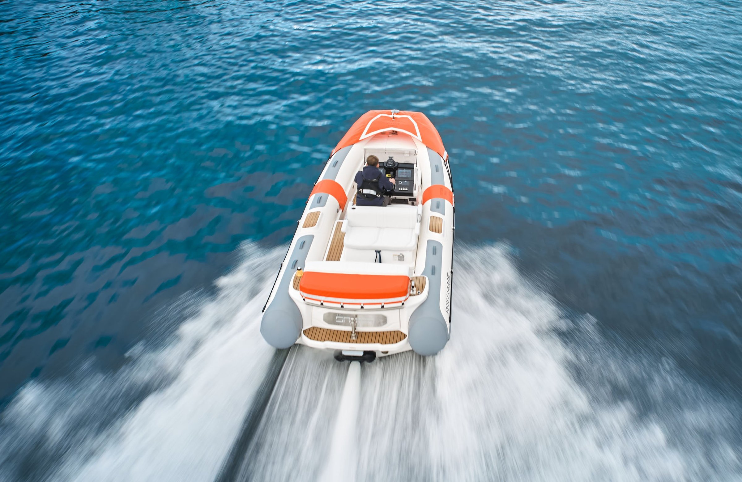 Williams Jet Tenders SOLAS 565, rubberboot vaart snel over zee