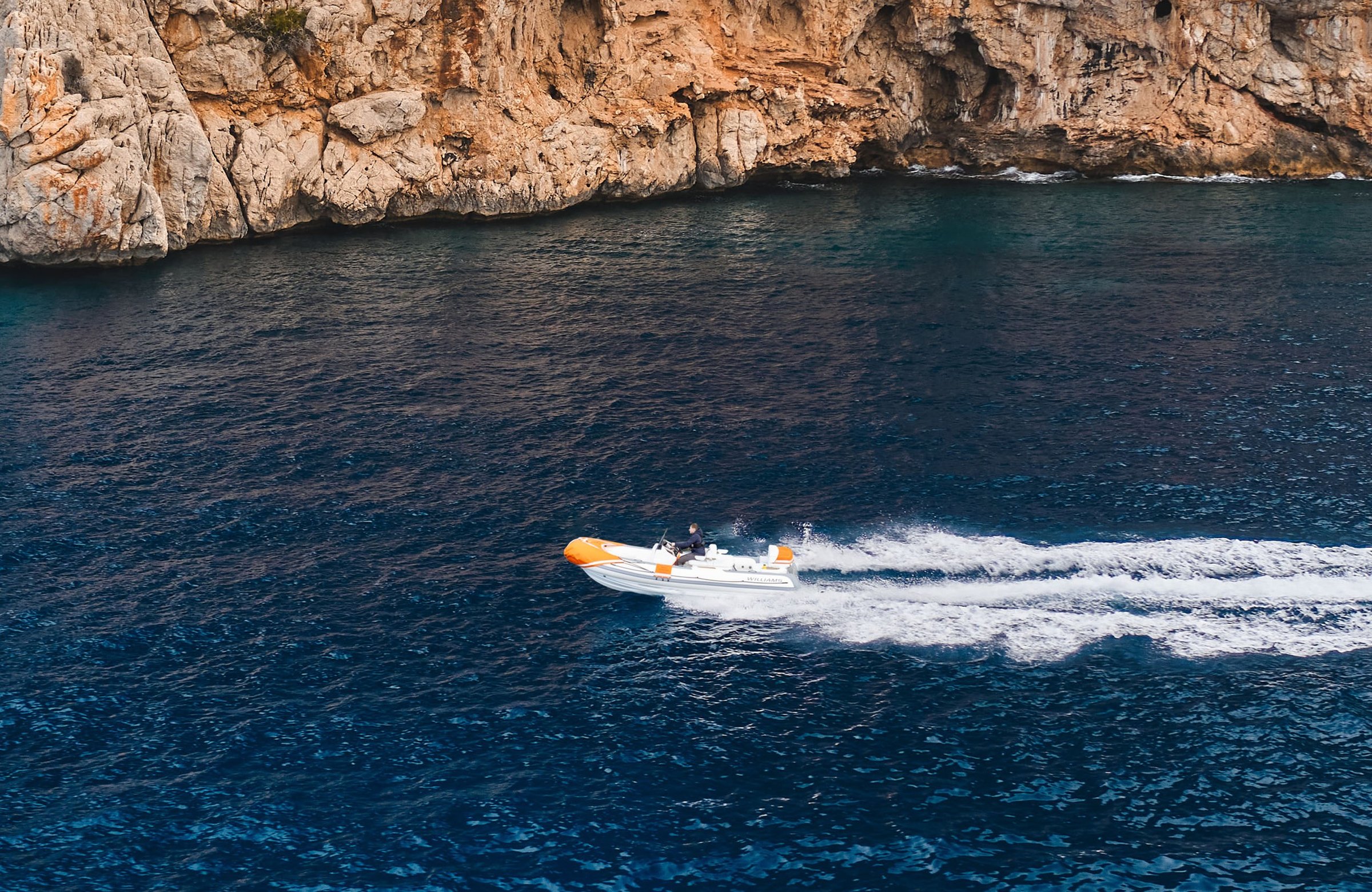 Williams Jet Tenders SOLAS 565, rubberboot varend langs kliffen
