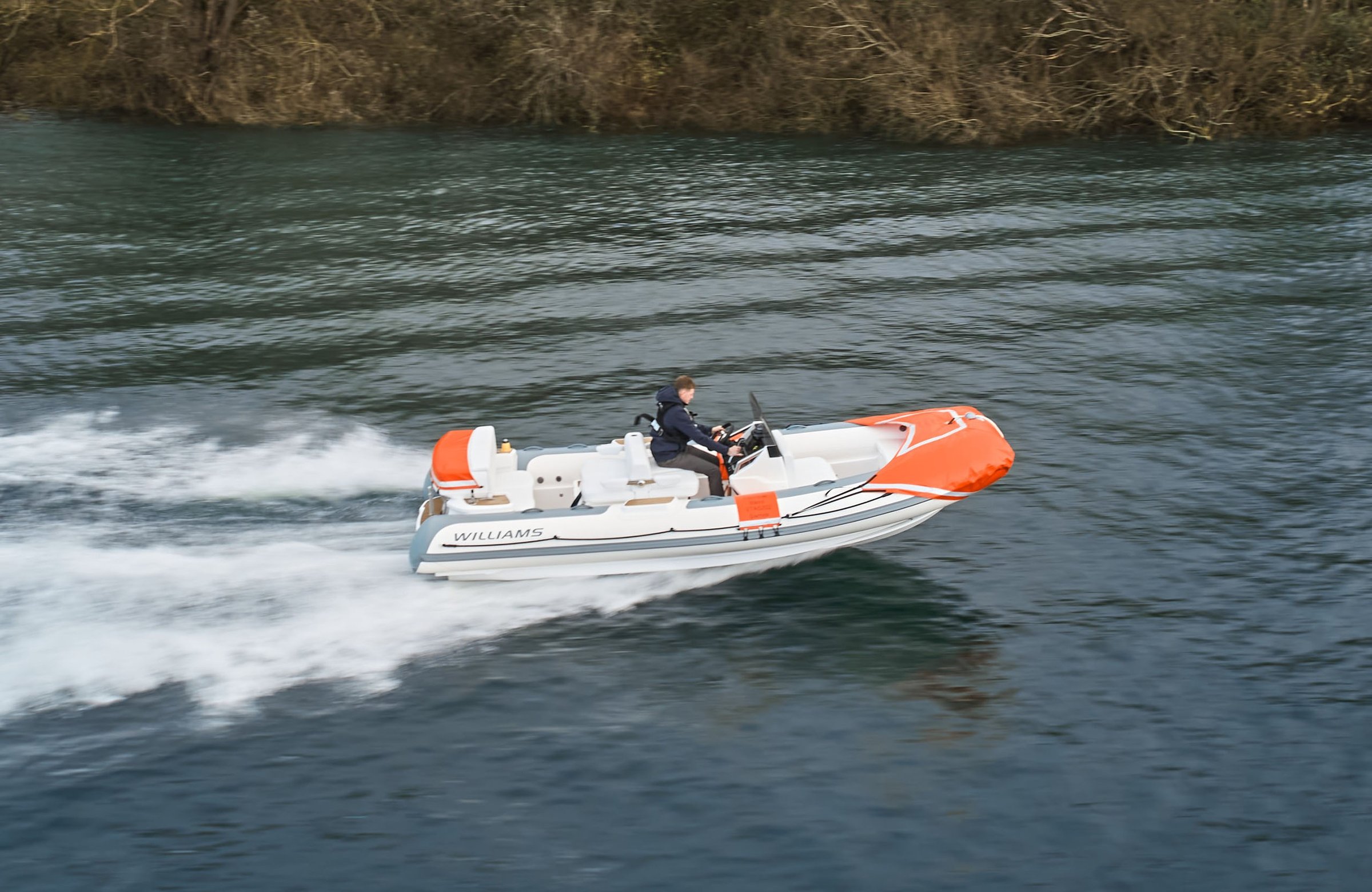 Williams Jet Tenders SOLAS 565, rubberboot varend op rivier
