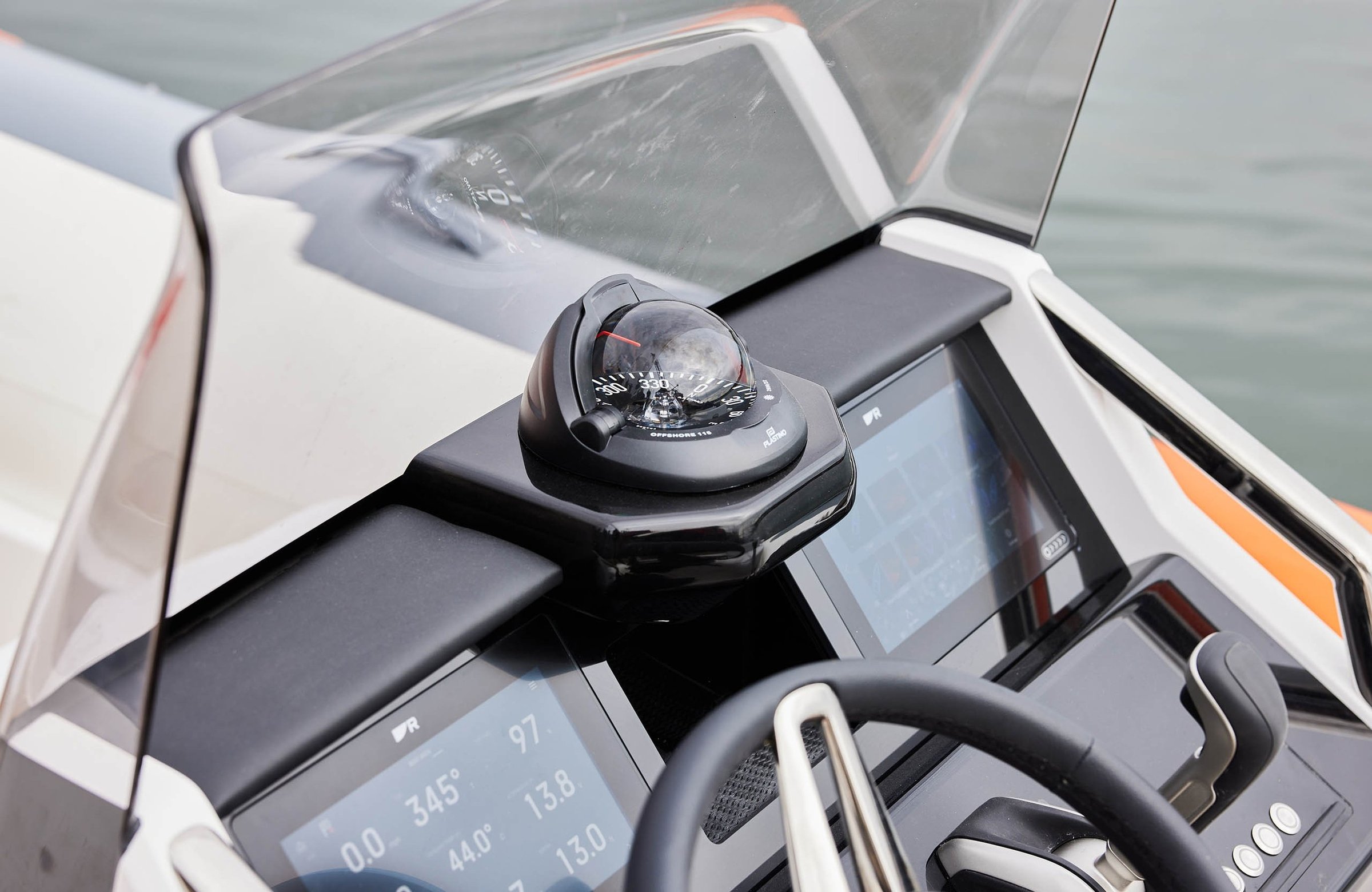 Williams Jet Tenders SOLAS 565, kompas en dashboard met schermen