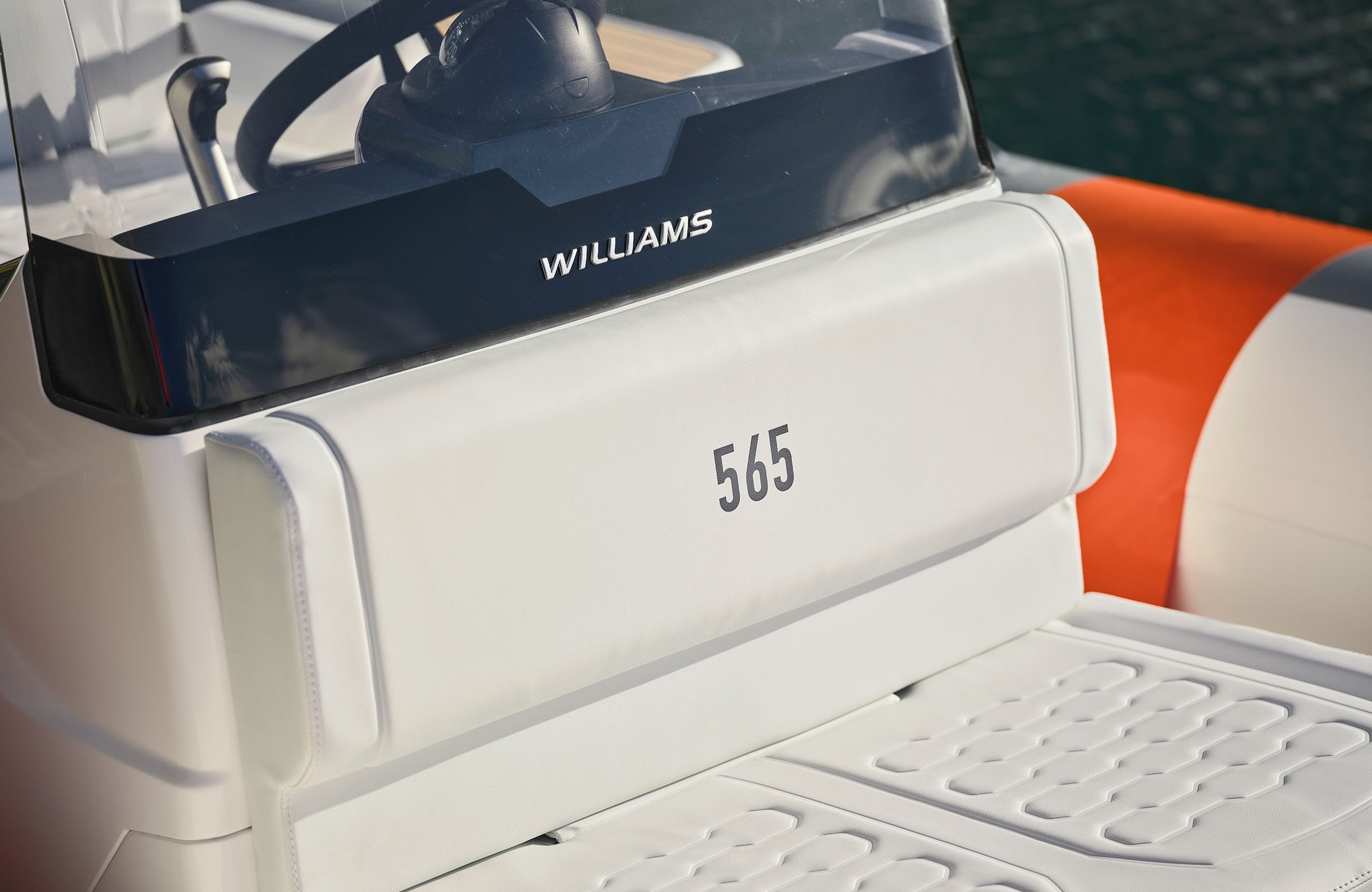 Williams Jet Tenders SOLAS 565, stuurstand met dashboard en zitbank