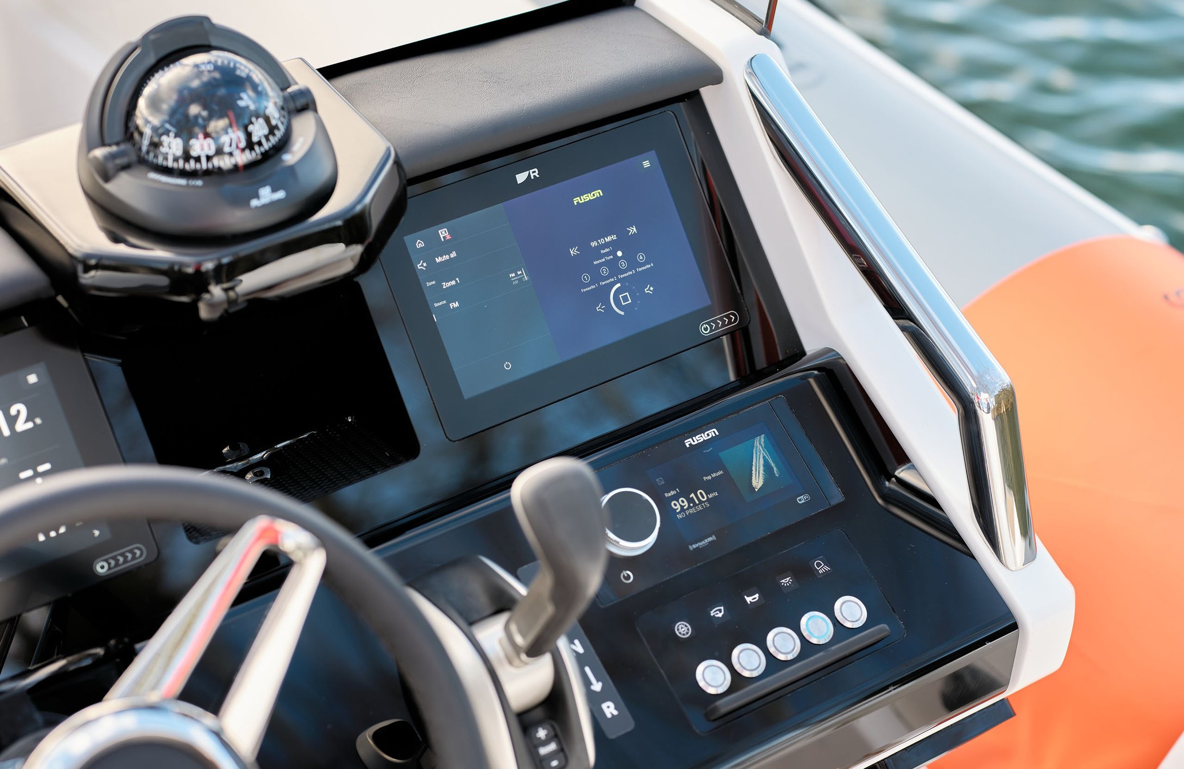 Williams Jet Tenders SOLAS 565, stuurstand met navigatie schermen