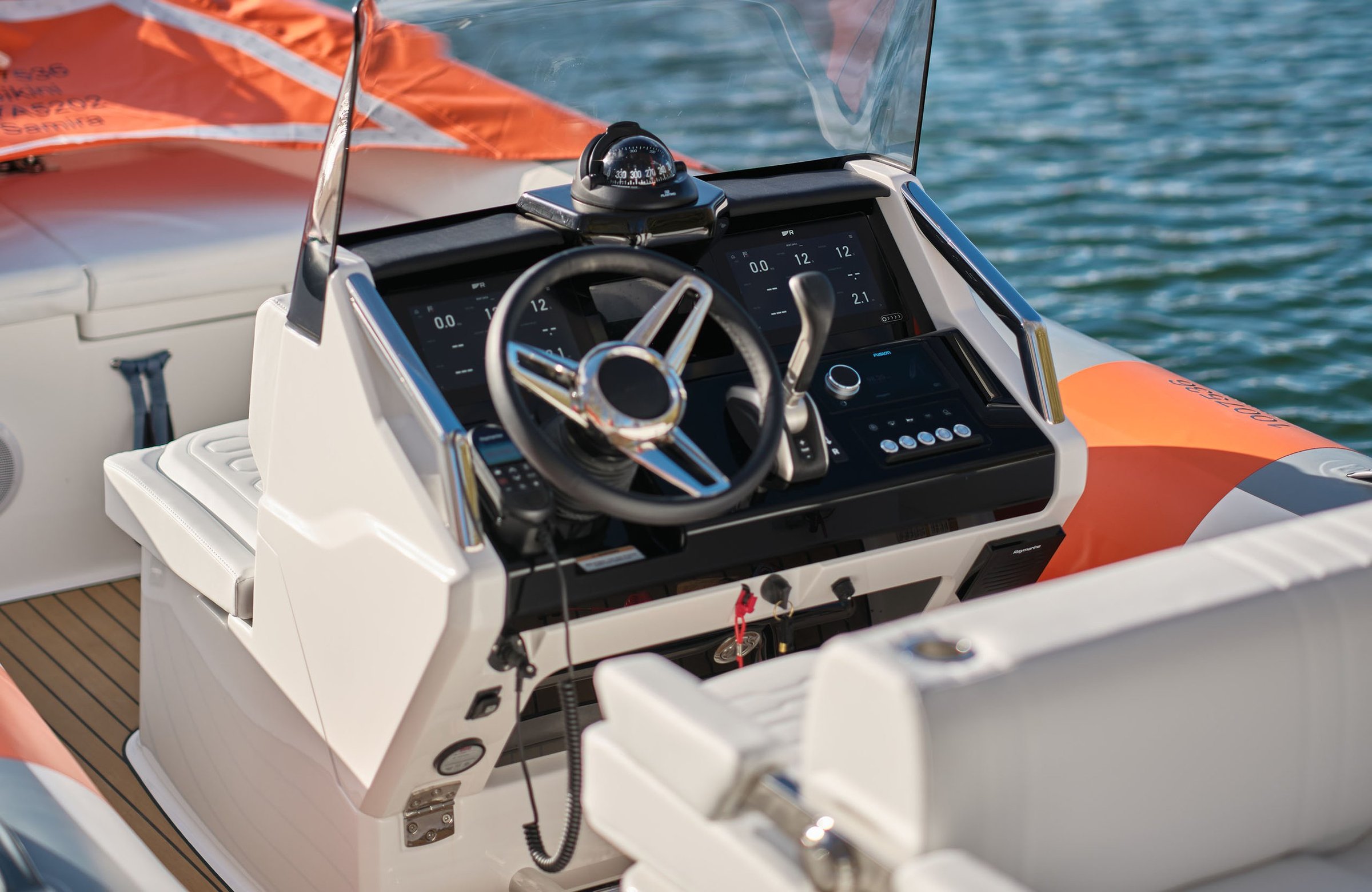 Williams Jet Tenders SOLAS 565, stuurstand met navigatiescherm en stuurwiel