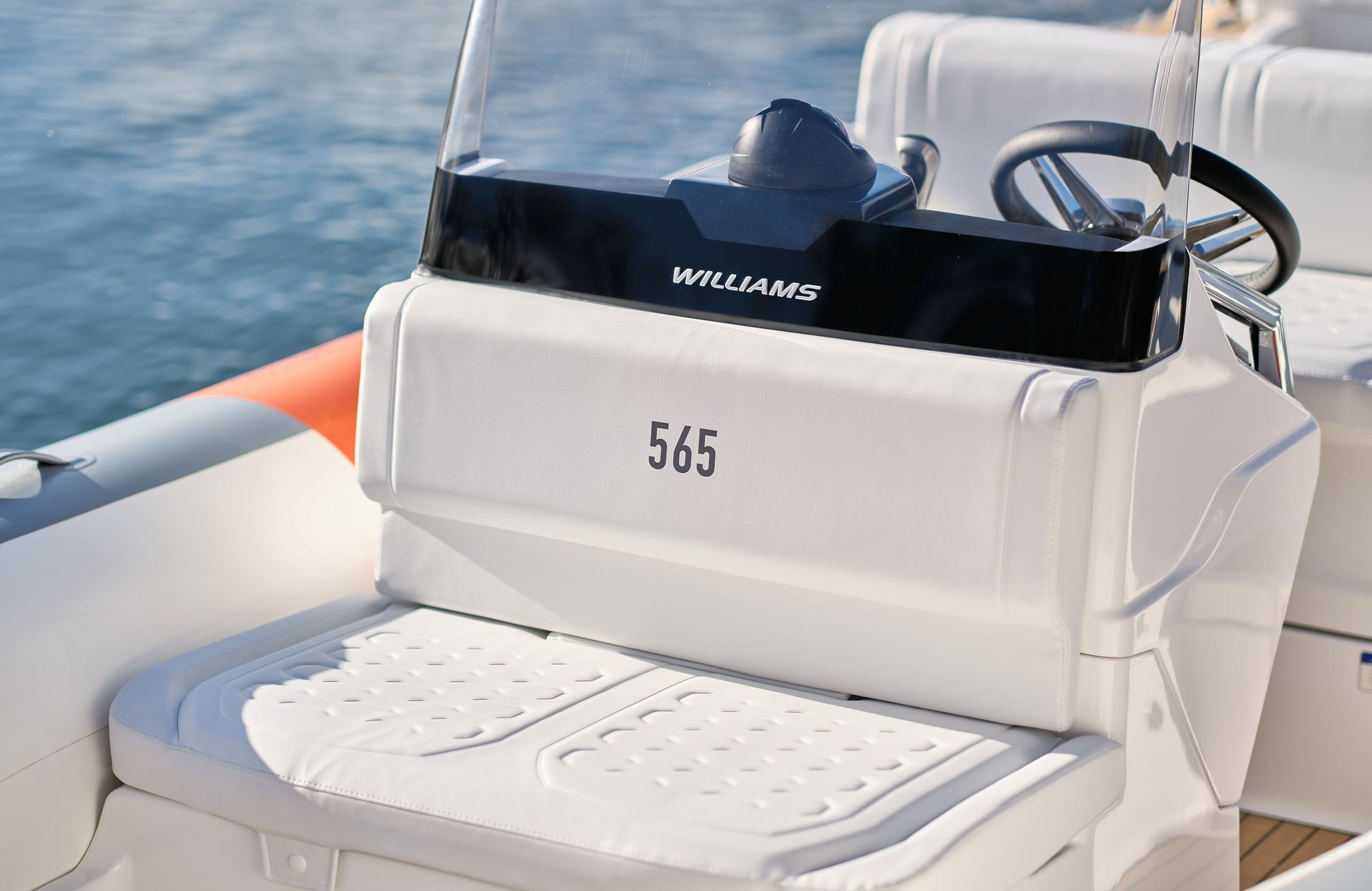 Williams Jet Tenders SOLAS 565, stuurstand met zitbank en stuurwiel