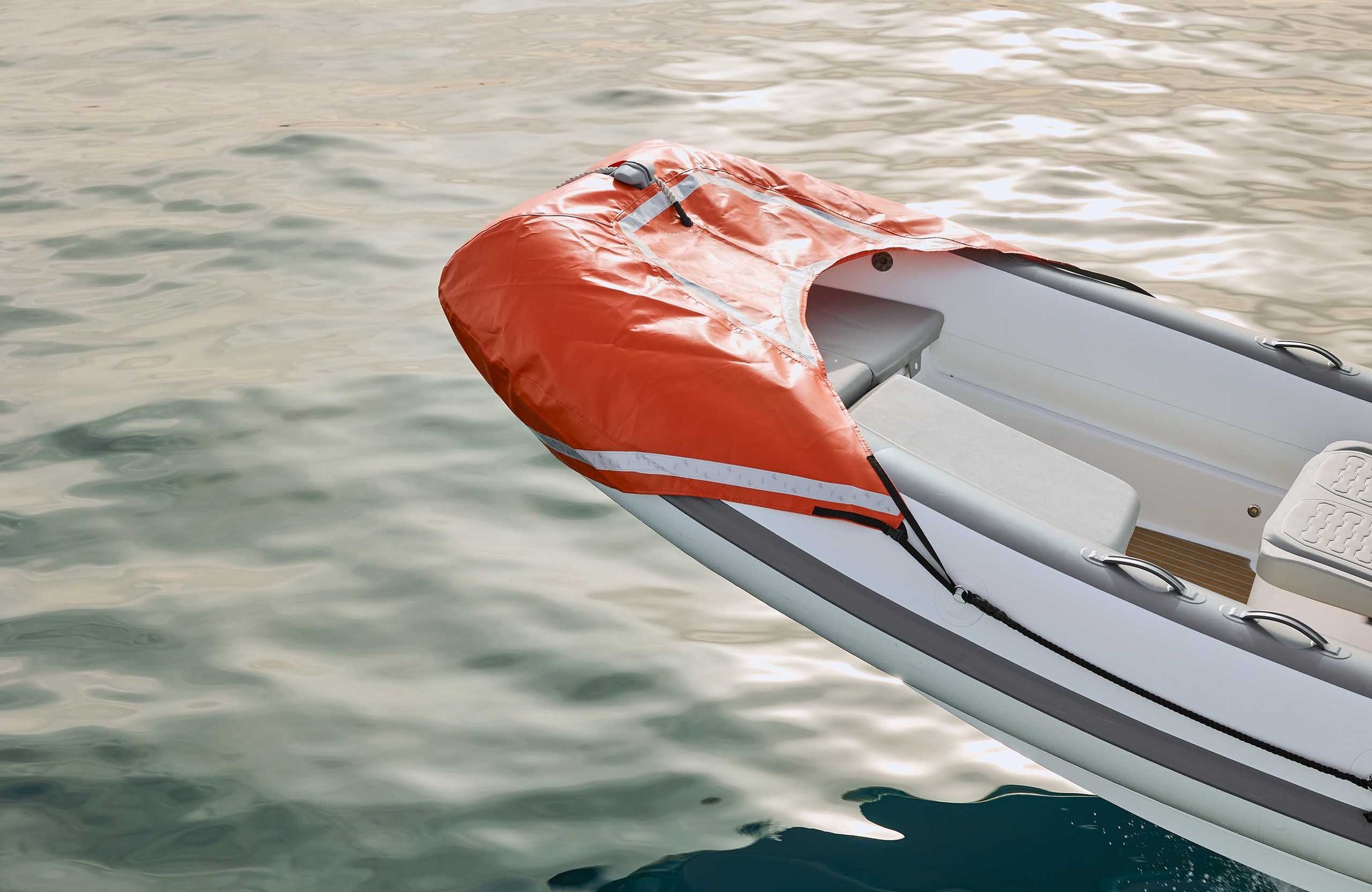 Williams Jet Tenders SOLAS 625, boeg met oranje beschermhoes