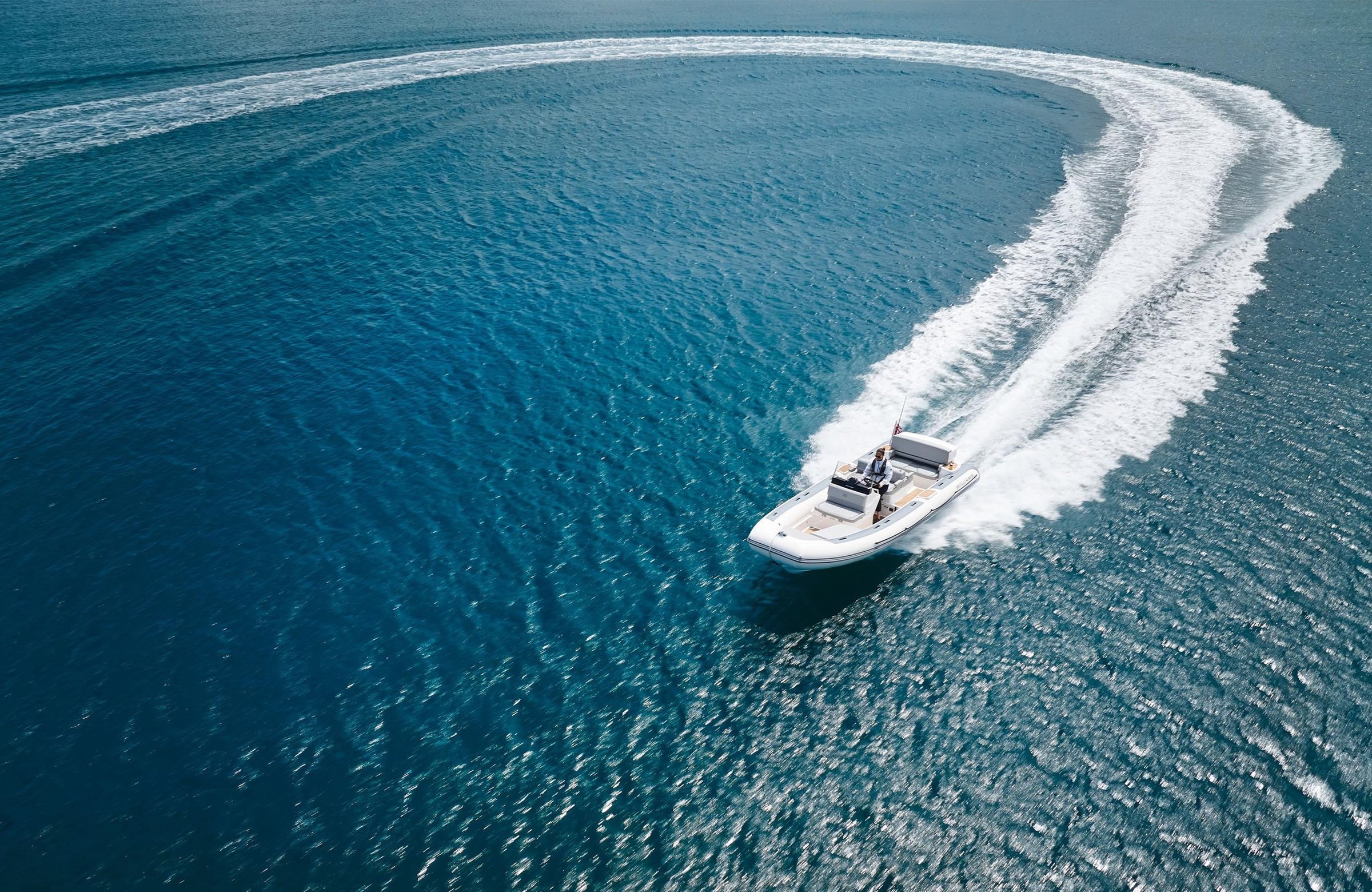 Williams Jet Tenders SOLAS 625, boot vaart cirkel in zee