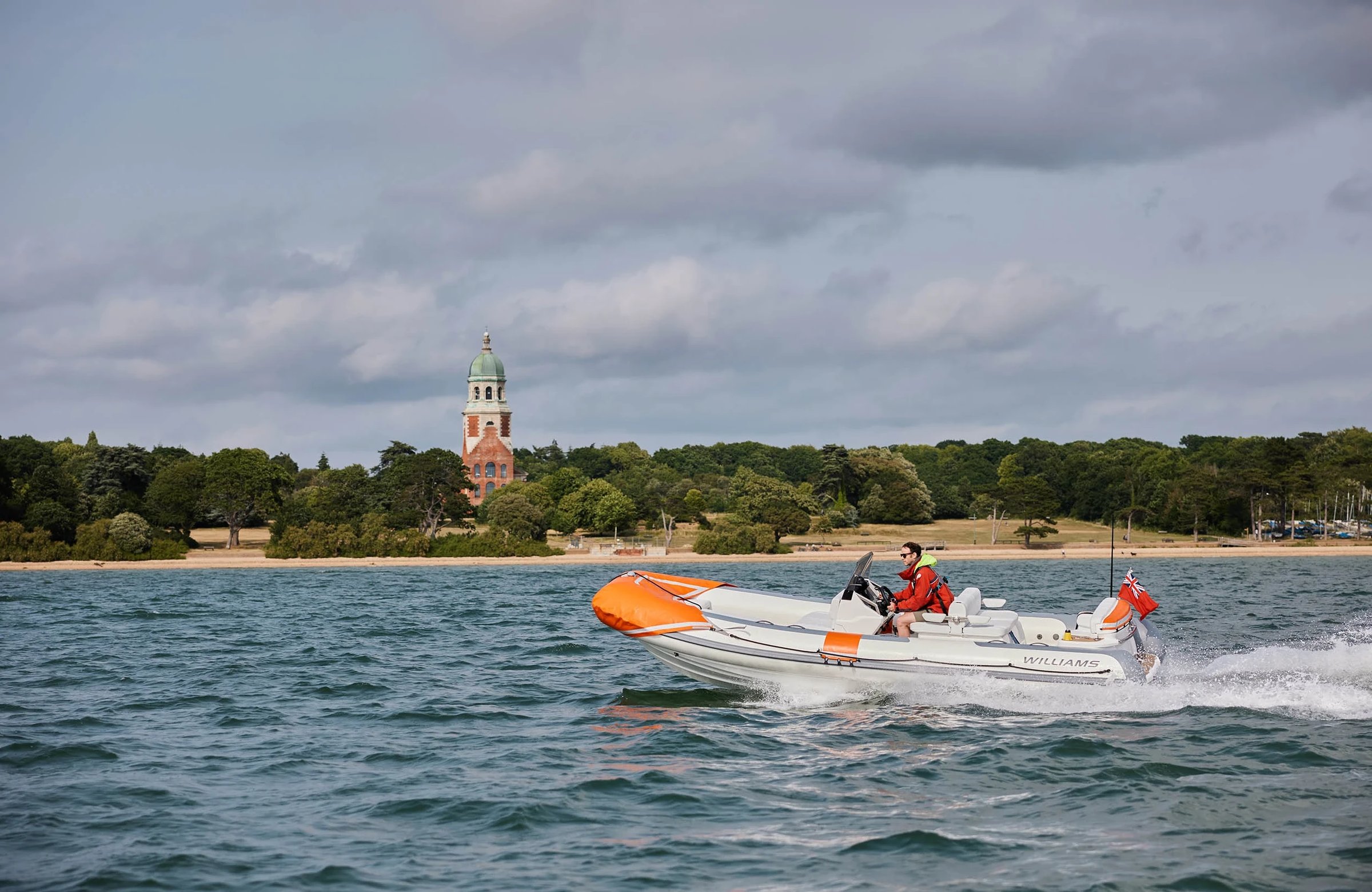 Williams Jet Tenders SOLAS 625, boot varend op water