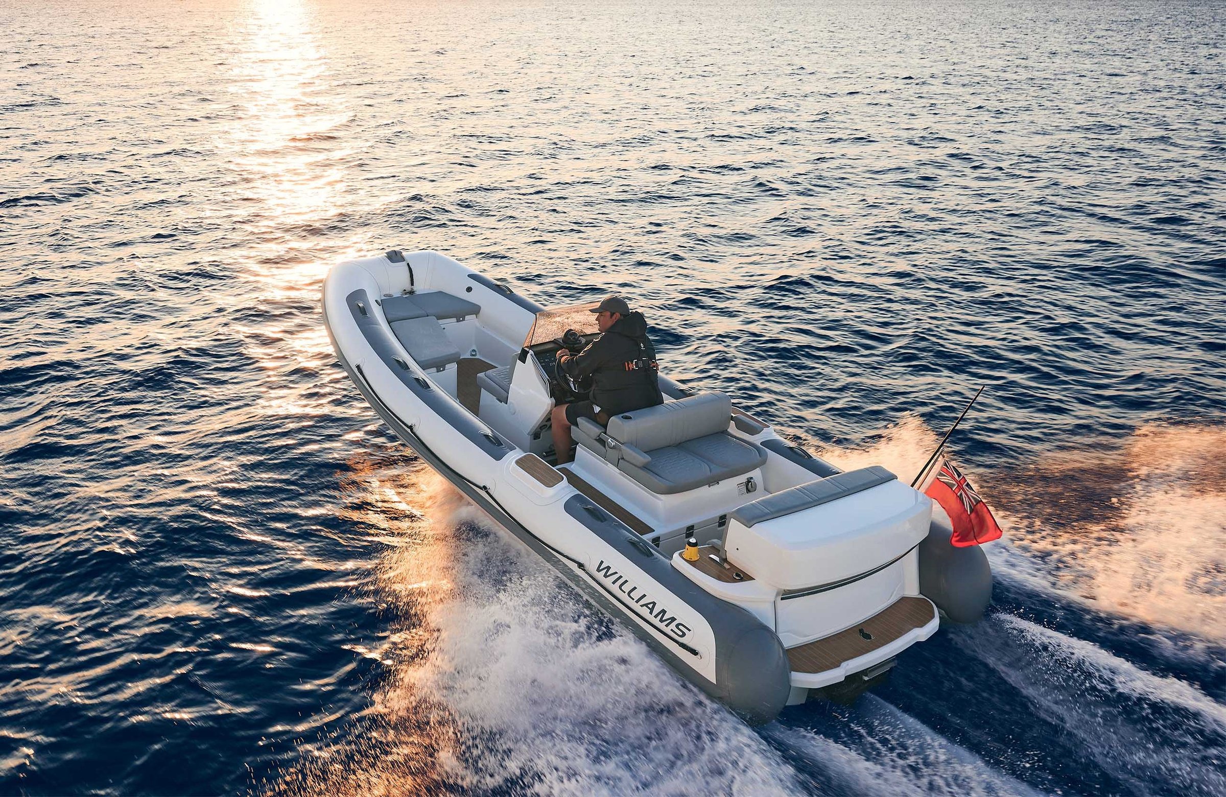 Williams Jet Tenders SOLAS 625, boot varend op zee bij zonsondergang