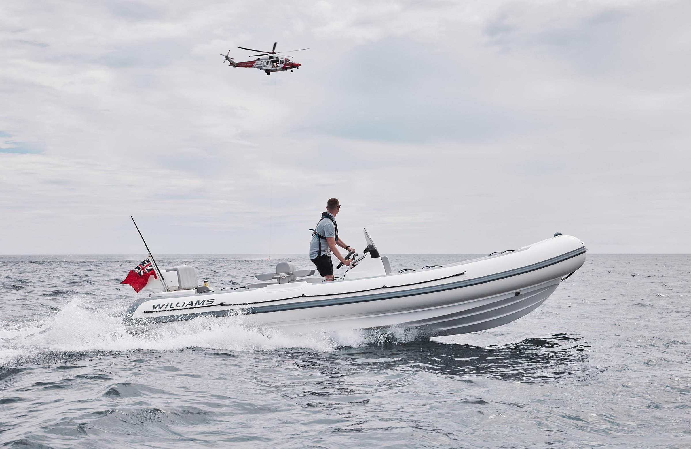 Williams Jet Tenders SOLAS 625, boot varend op zee met helikopter