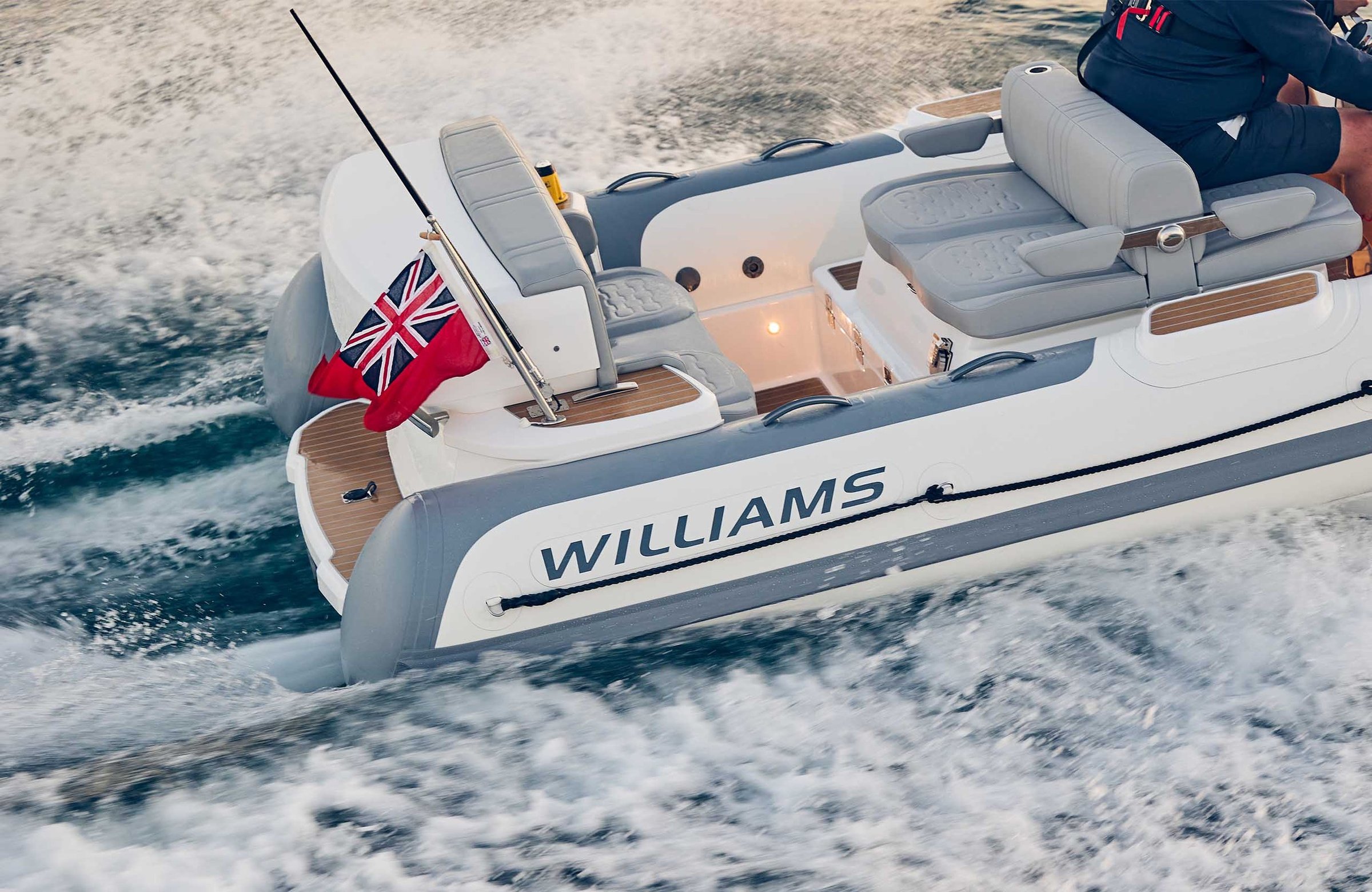 Williams Jet Tenders SOLAS 625, boot varend op zee met kielzog