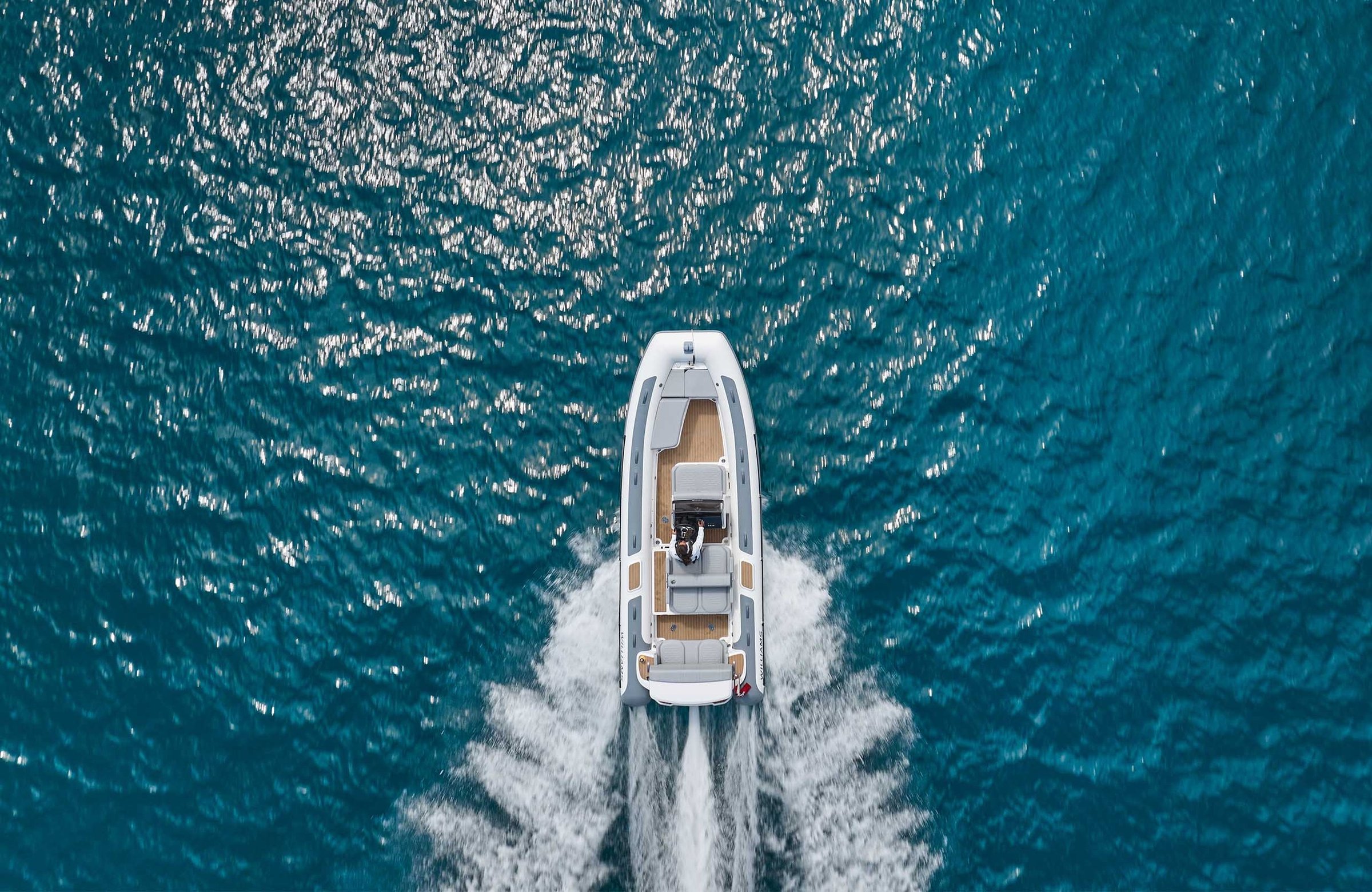 Williams Jet Tenders SOLAS 625, boot varend op zee vanuit vogelperspectief