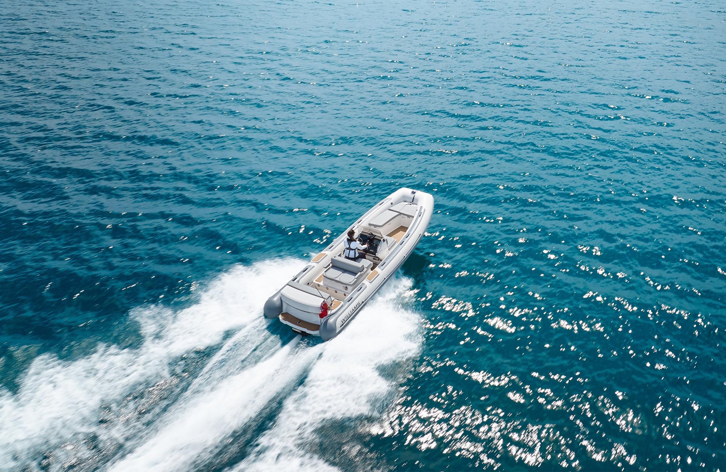 Williams Jet Tenders SOLAS 625, boot varend op zee