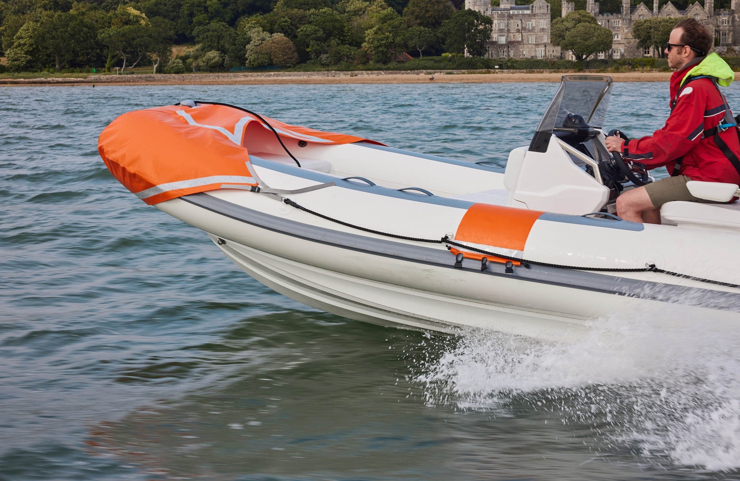 Williams Jet Tenders SOLAS 625, rib boot vaart snel over water