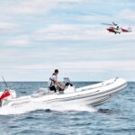 Williams Jet Tenders SOLAS 625, rubberboot vaart met helikopter erboven