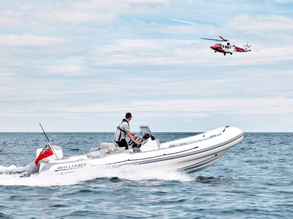 Williams Jet Tenders SOLAS 625, rubberboot vaart met helikopter erboven