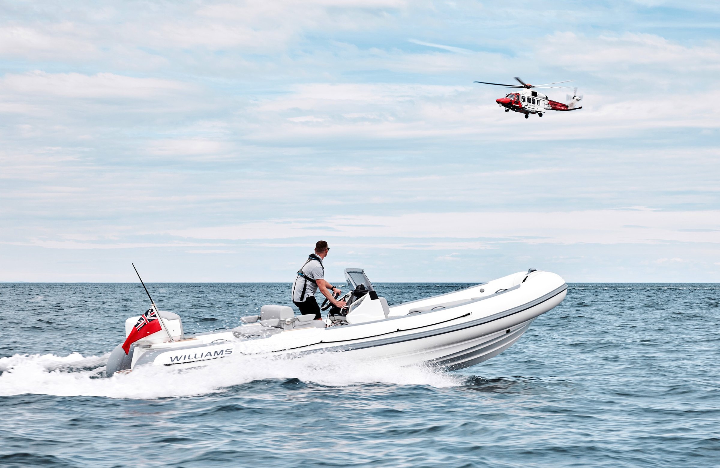 Williams Jet Tenders SOLAS 625, rubberboot vaart met helikopter erboven