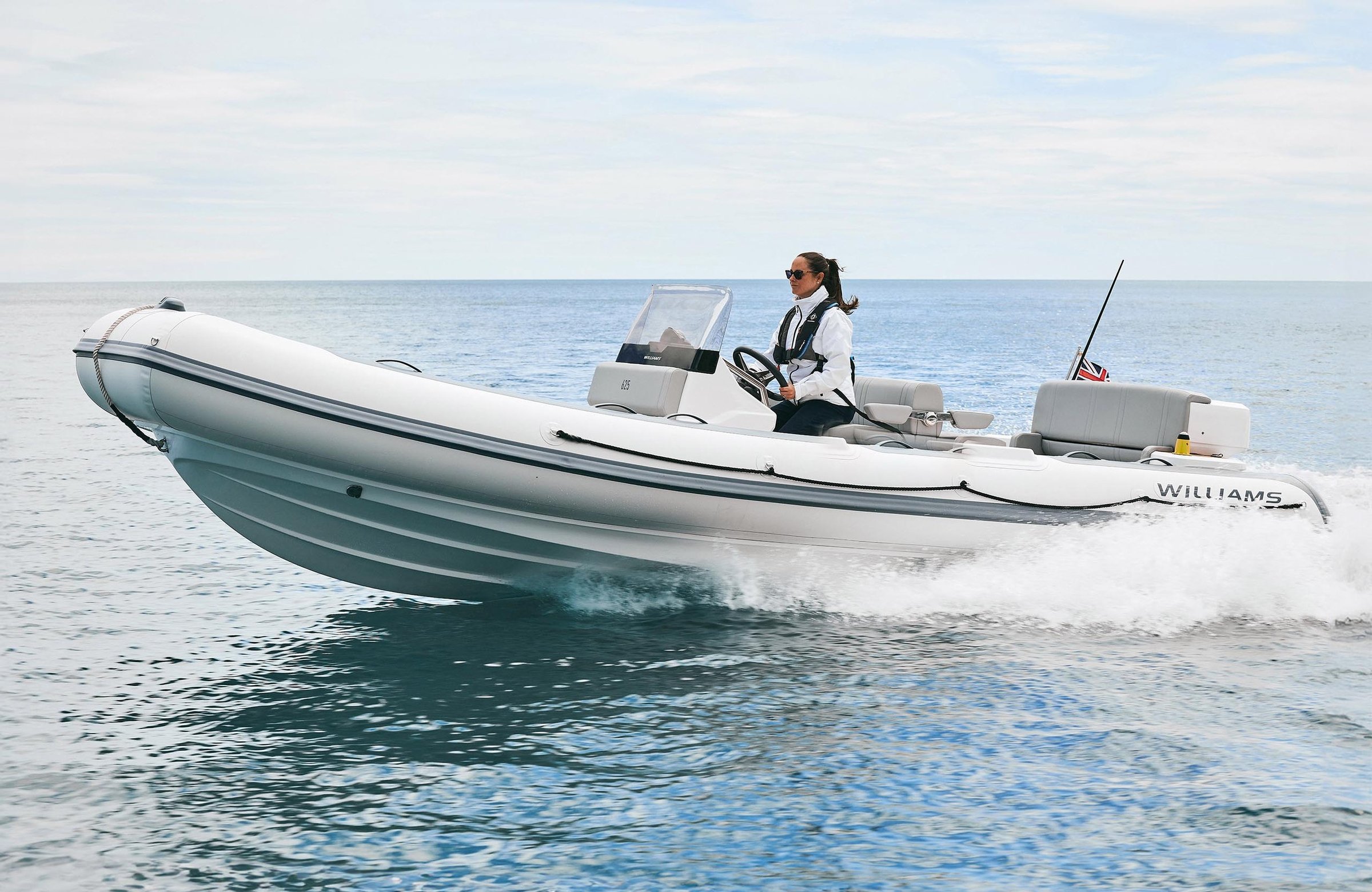 Williams Jet Tenders SOLAS 625, rubberboot varend op zee