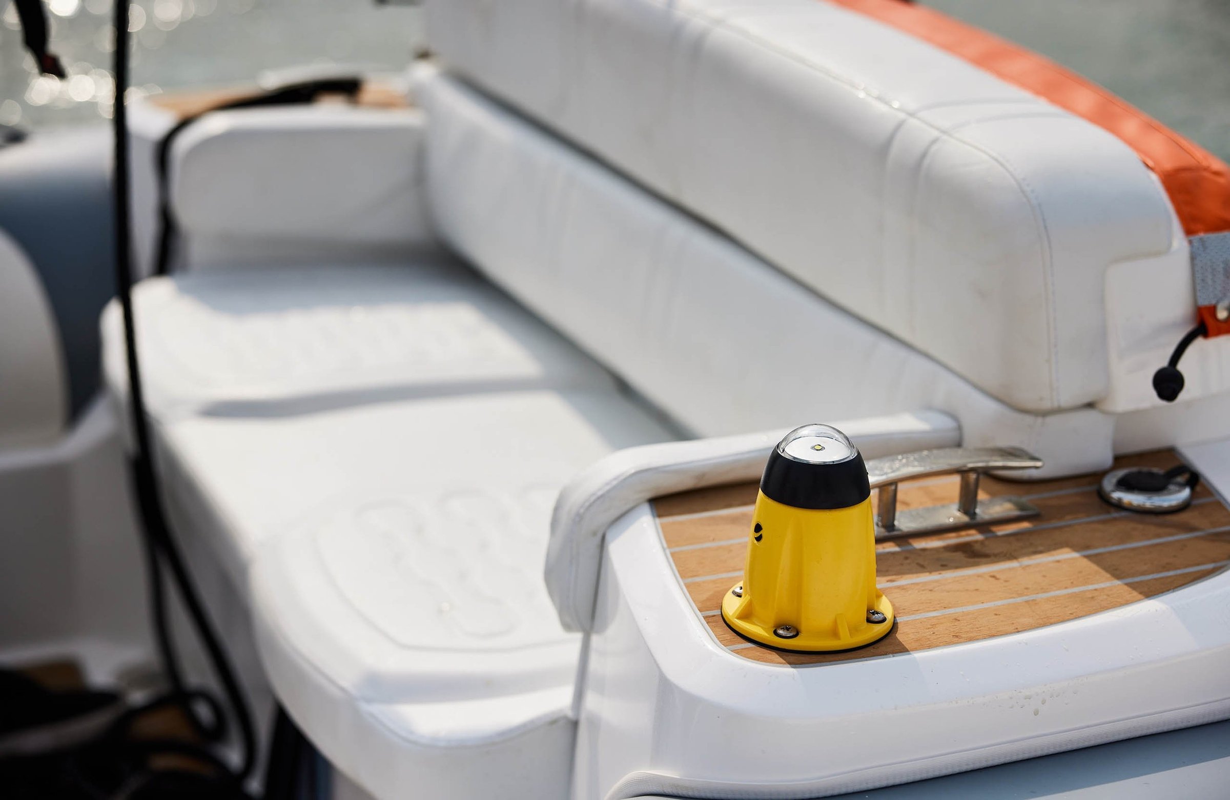 Williams Jet Tenders SOLAS 625, zitbank met navigatielicht op boot