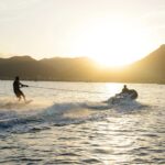 Williams Jet Tenders SportJet 345, waterskiër achter boot bij zonsondergang