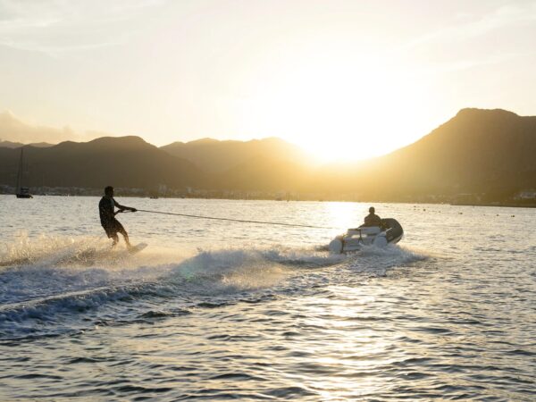 Williams Jet Tenders SportJet 345, waterskiër achter boot bij zonsondergang